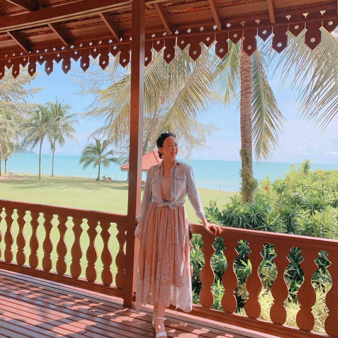 酒向杏奈さんのインスタグラム写真 - (酒向杏奈Instagram)「. . チェラティンビーチに来ています🌴 . 娘を連れて初めての旅行⛱ . . #チェラティンビーチ #クラブメッド #マレーシア #マレー半島 #パレオリエント #初家族旅行」10月20日 13時00分 - annacotta715