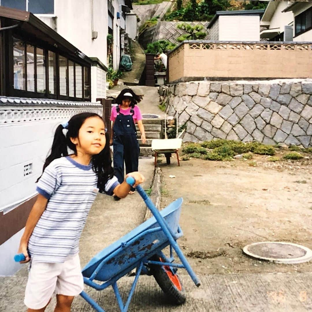 Aya（高本彩）さんのインスタグラム写真 - (Aya（高本彩）Instagram)「すごい写真でてきた。 10歳のわたし。 in 高井神島。 じいじいの家の壁も写ってる笑🤣  #この22年後に絵かいてもうた #じいじい描かせてくれてありがとう #高井神島 #bustercall #onepiece」10月20日 13時02分 - aya_dream04