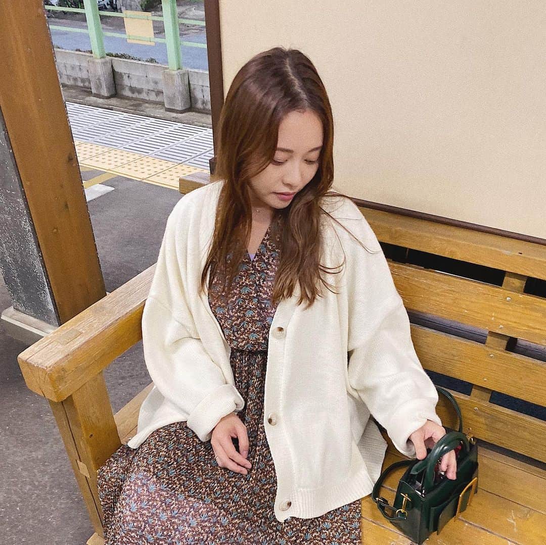 神尾美沙さんのインスタグラム写真 - (神尾美沙Instagram)「🥚﻿ ﻿ 昨日は久々に鎌倉へ…🚃✨﻿ ﻿ ゆっくり海見て、和食食べて﻿ 大仏様行ってリラックス〜♡﻿ ﻿ 肌寒かったけど雨も避けまくって﻿ 良い休日でしたーん☺ 江ノ電久々に乗ったな…！﻿ ﻿ 最近の気温にぴったりなほっこりカーディガンは﻿ @holidayandholiday_official の。 着心地良くてお気に入り❤️﻿ ﻿ ﻿ #鎌倉#鎌倉カフェ#鎌倉グルメ#鎌倉ランチ#ニットカーディガン#秋コーデ#秋コーディネート#白カーディガン#白ニット#おでかけ#おでかけスポット#卵かけご飯#kamakurajapan」10月20日 13時12分 - kamiomisa
