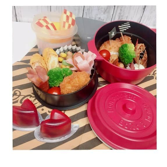 新山千春さんのインスタグラム写真 - (新山千春Instagram)「. . 娘のお弁当🍙🍱 . 料理する時は必ず 音楽をかけて 気合いいれてる🤩👍 . 今日も #LANY 🌴 聞いてた。 . .  新山家🏡では 子供の頃からお母さんも おばあちゃんも料理する時は 必ず🎵音楽をかけてたから。。 . そこでおばあちゃんの 好きな演歌を覚えてたなぁ😋 . #千春定食🌹 . #弁当 #弁当おかず #クッキング #クッキングラム #インスタfood #新山千春 #簡単料理 #DAISO  #Seria  さぁてと昨日に引き続き、 今日も楽しみな場所へ🔥🔥🔥🎼.•*¨*•.¸¸🎶🎼.•*¨*•.¸¸🎶 いってきまぁす🎵」10月20日 13時15分 - chiharuuu_0114