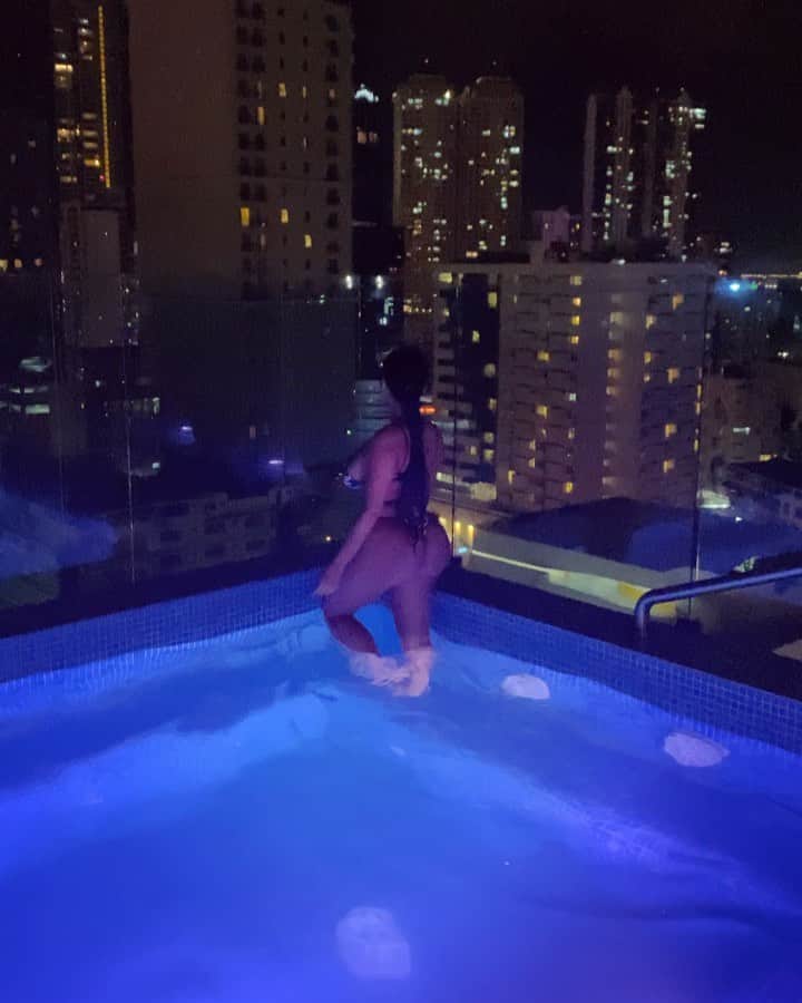 Aylen Aのインスタグラム：「Personal pool party 🧜🏽‍♀️」