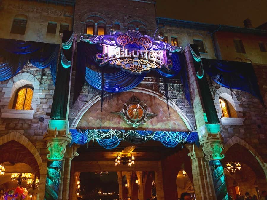 のインスタグラム：「#20191019  だいすきなハロウィン ディズニーの雰囲気を 味わえて大満足🎃👻💜🧡 #25歳初ディズニー 🐭 #安定の #篠原  #安定の #渡辺直美感  #幼馴染 #halloweendisney」
