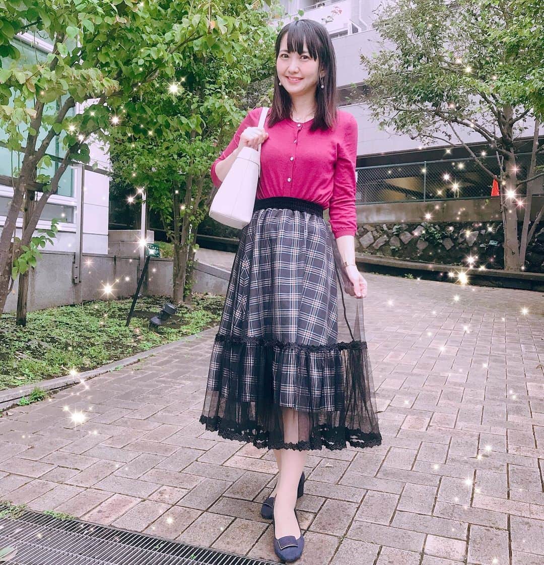 のインスタグラム：「* 先日のコーデ💕👗👠 * #skirt ♡ ⇨ @annette_diary  #knit ♡⇨ @tarajarmon_jp  #BAG ♡ ⇨ @ferragamo *  @annette_diary  チェック柄スカートは チュールになっていて裾もレースがオシャレで可愛い😍❤️♥️💗 * * #コーデ #コーディネート #izumiコーデ 🎀 #izumileコーデ #イズミールコーデ #アネット #フェラガモ #annette #ferragamo  #tarajarmon  #大人可愛い」