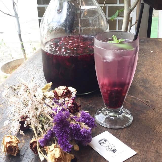 手紙社さんのインスタグラム写真 - (手紙社Instagram)「【本とコーヒーtegamisha カフェ】 今日は日中気温が上がるみたいですね。 本とコーヒーのカフェでは、巨峰とラズベリーの果実シロップもご用意しております。巨峰の甘みとラズベリーの酸味が効いた秋色のシロップです。 ソーダ割りで冷たく、また、お湯で温かくしても◎  本日はイベント開催のため、カフェは17:45close(Lo.17:15)となります。 みなさまのお越しをお待ちしております。 . 2019.10.20.sun . ＊下記日程はイベント開催の為、営業時間が変更となります。ご了承ください＊ ◎10/26(土) ひがしはまねさん『はじめてのモダンカリグラフィー』出版記念WS café/15:15open予定 . ◎10/27(日) イベント開催のためカフェはお休みとなります。 books/14:00open予定  #手紙舎 #本とコーヒーtegamisha #書店 #カフェ #秋 #巨峰 #ラズベリー #珈琲 #coffee #コーヒー豆販売 #singleorigin #coffeebeans #coffeeroasters #コーヒーがあるさ」10月20日 13時41分 - tegamisha