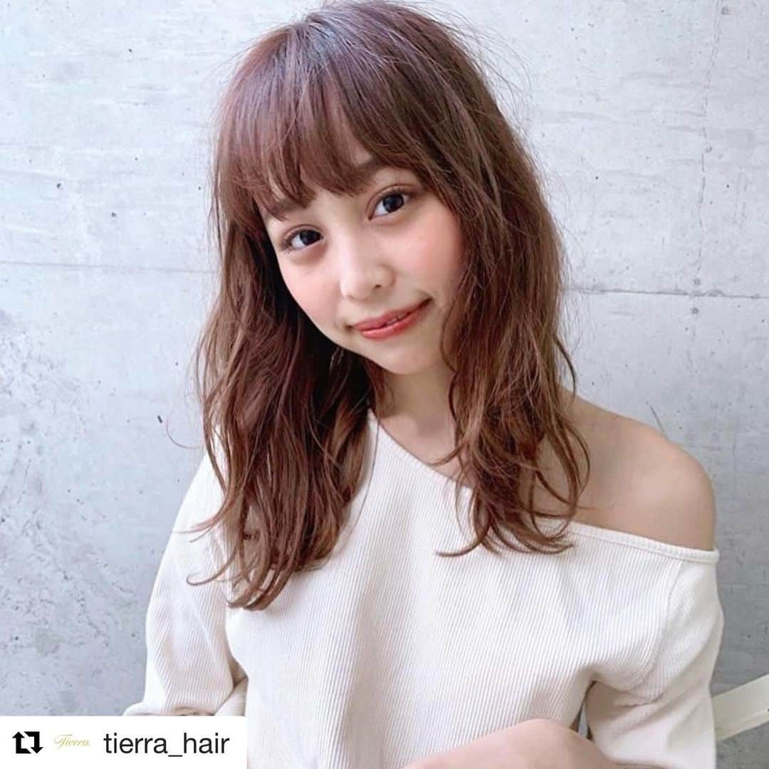 THROW 【スロウ】さんのインスタグラム写真 - (THROW 【スロウ】Instagram)「#Repost @tierra_hair with @get_repost ・・・ ナチュラルな秋髪でリラックスした可愛らしさを🍁﻿ @miyu____nakamur ﻿  #ブロッサム #ラベンダーアッシュ  #髪色 #髪型 #hair #ヘアカラー #パーマ #外国人風 #シルバーグレージュ #オーガニックカラー #ブルーグレージュ #表参道カフェ #原宿カフェ #自由が丘カフェ #泉里香 #岡副麻希 #スロウカラー #撮影 #ミディアムヘア #サロモ #吉岡里帆 #前髪カット #自由が丘スイーツ #アラサー女子 #tinbar #佐々木希 #宇垣美里」10月20日 13時54分 - throwcolor