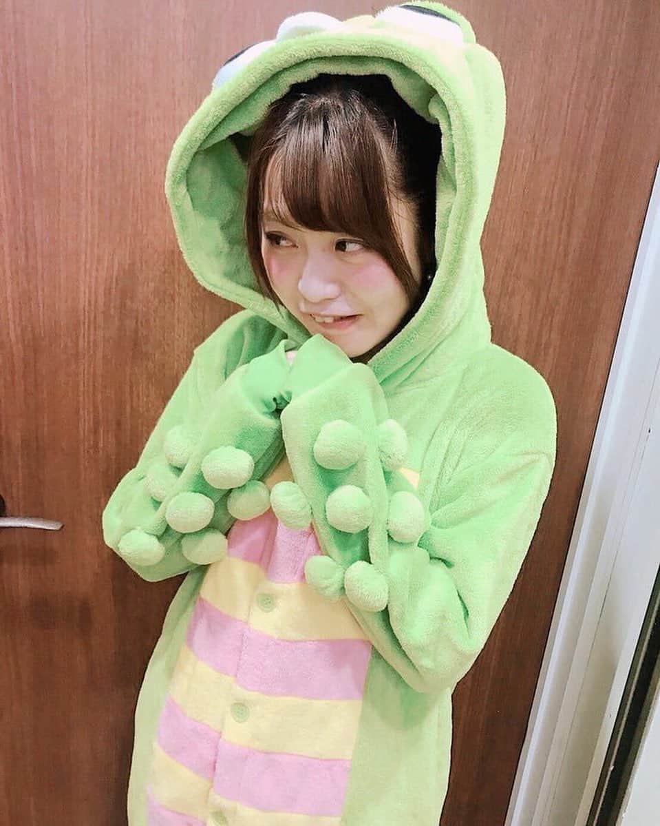 弘松菜摘のインスタグラム：「. . 今年のハロウィンは なんの仮装するんだろ？？😘✨ . これはいつかのガチャピン . . #ハロウィン #halloween  #ガチャピン #仮装　#japanesegirl #萌　#idol」