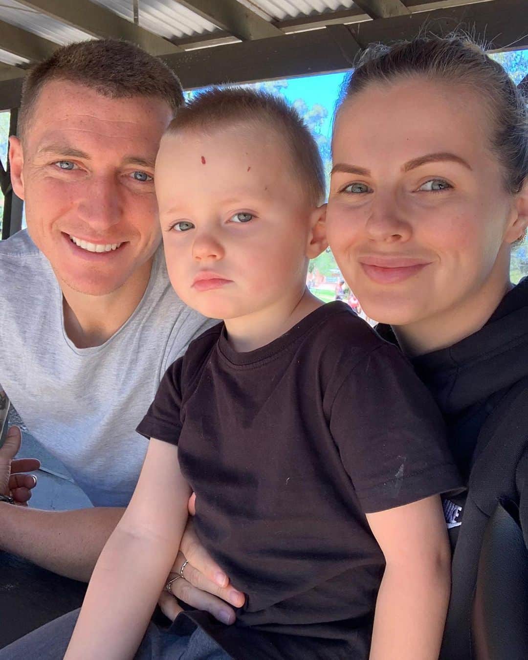 ミッチェル・デュークのインスタグラム：「Mr Serious in the middle 😒❤️ #familydayout」