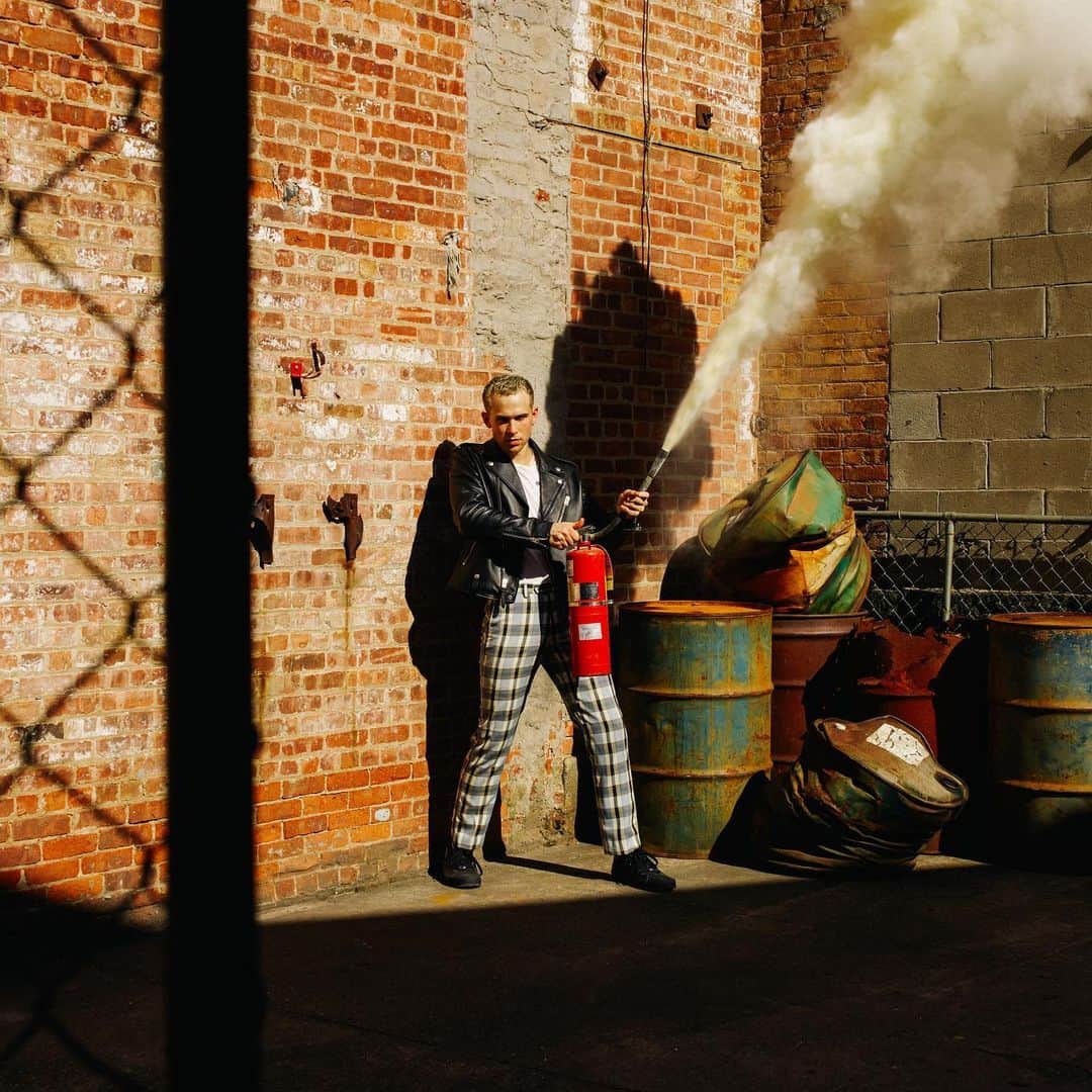 コール・スプラウスのインスタグラム：「Another erotic photo of @tommy.dorfman but this time for @coach」