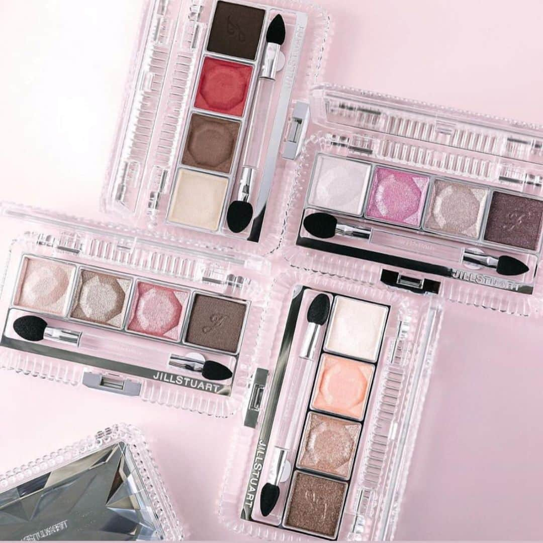 Jill Stuart Cosmetics Japanのインスタグラム：「Eternal couture eyes Velvet/ shimmer IDR 798.000 .  An eye palette with 4 colours that creates a pearl-like, pure and translucent look with luxurious shimmer.  What it does: The colours in this palette contain Eternal Pearl; pearl in powder form that creates a premium, . Ready shimmer 1. Everlasting memories 2. Last kiss 3. Timeless joy 4. Morning wish 5. Eyernal pearl . Eternal couture eyes Velvet . An eye colour palette in four colours that radiate with a pearl-like glow and premium lustre. . What it does: This eye palette decorates the lids with thin layers of superb gradation, creating lustrous and translucent eye looks. It contains Eternal Pearl; . Ready velvet 1. Never ending love 2. Everyday wonderlust 3. Ultimate lady 4. Cashmere . #jualjillstuart#jualjillstuartmakeup#jualkuasmakeup#tokobatam#batamtoko#muabatam#batamolshop#olshopbatam#batam#tokokosmetik#jualbrush#jualsigma#jualan#jualanku#jualsephora#jualchanel#jualladuree#jualkosmetikbatam#jualeyeliner#jualmascara#juallipstick#jualmurah#jualankaka#makeupartistbatam#jualmakeup#jualkosmetikori#jualetude#jualladureekosmetik#jualkosmetikjepang#jillstuart」