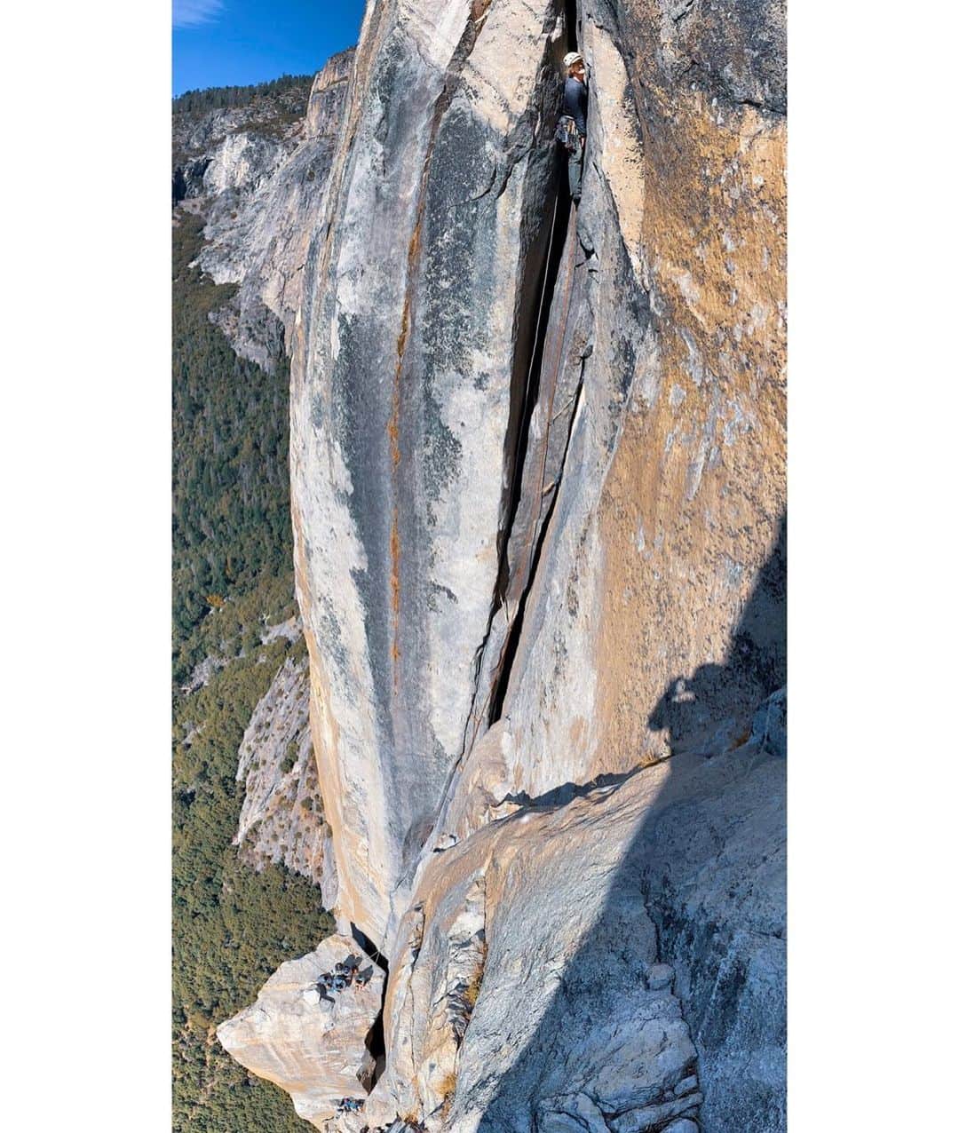 エミリー・ハリントンのインスタグラム：「El Rapitan. Yesterday we hiked 3200’, rapped down 1000’, I downclimbed about 15 ft over the course of 2.5 hours, then rapped 2000’ to the ground.  Highlight was def hanging w an eclectic crew of people actually climbing the mountain the correct way (☝️🆙) // here’s @danielharvala raging on the pitch off of El Cap Spire 🤟🙌」