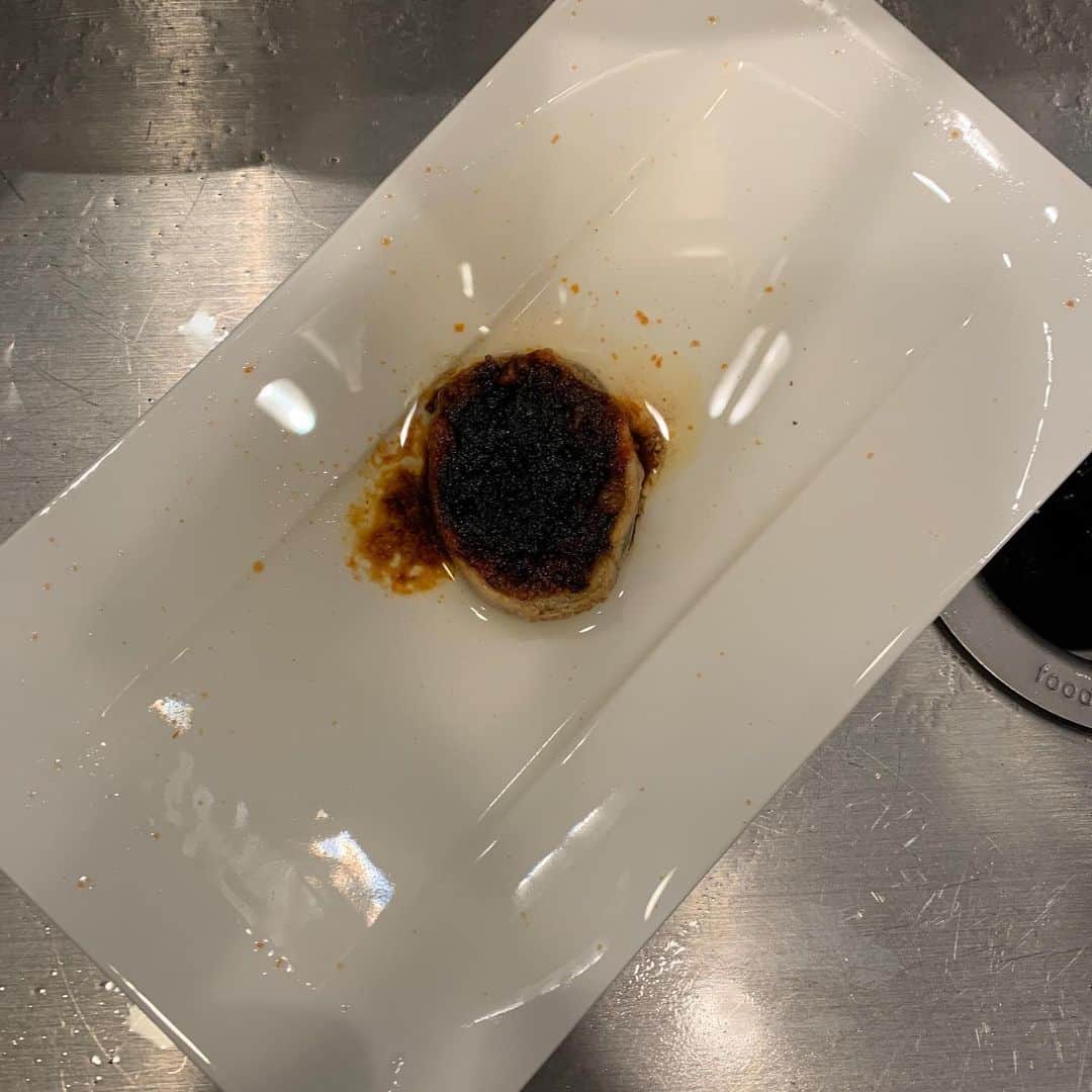 クリス・プラットのインスタグラム：「Proud of my darling for trying to cook tonight. Did it go well? No. No it did not. Not at all. To quote Rocky Balboa, “It’s not how many times you get knocked down, it’s how many times you get up... and keep moving forward.” As you can tell from the lump of coal in the center of the plate, this bagel bite never stood a chance. I honestly simply cannot imagine what went wrong here. Pretty simple. Microwave. 2 minutes. Maybe she thought it said 2 hours. But I want to commend her for her effort. This is a big step babe. Proud of you.」