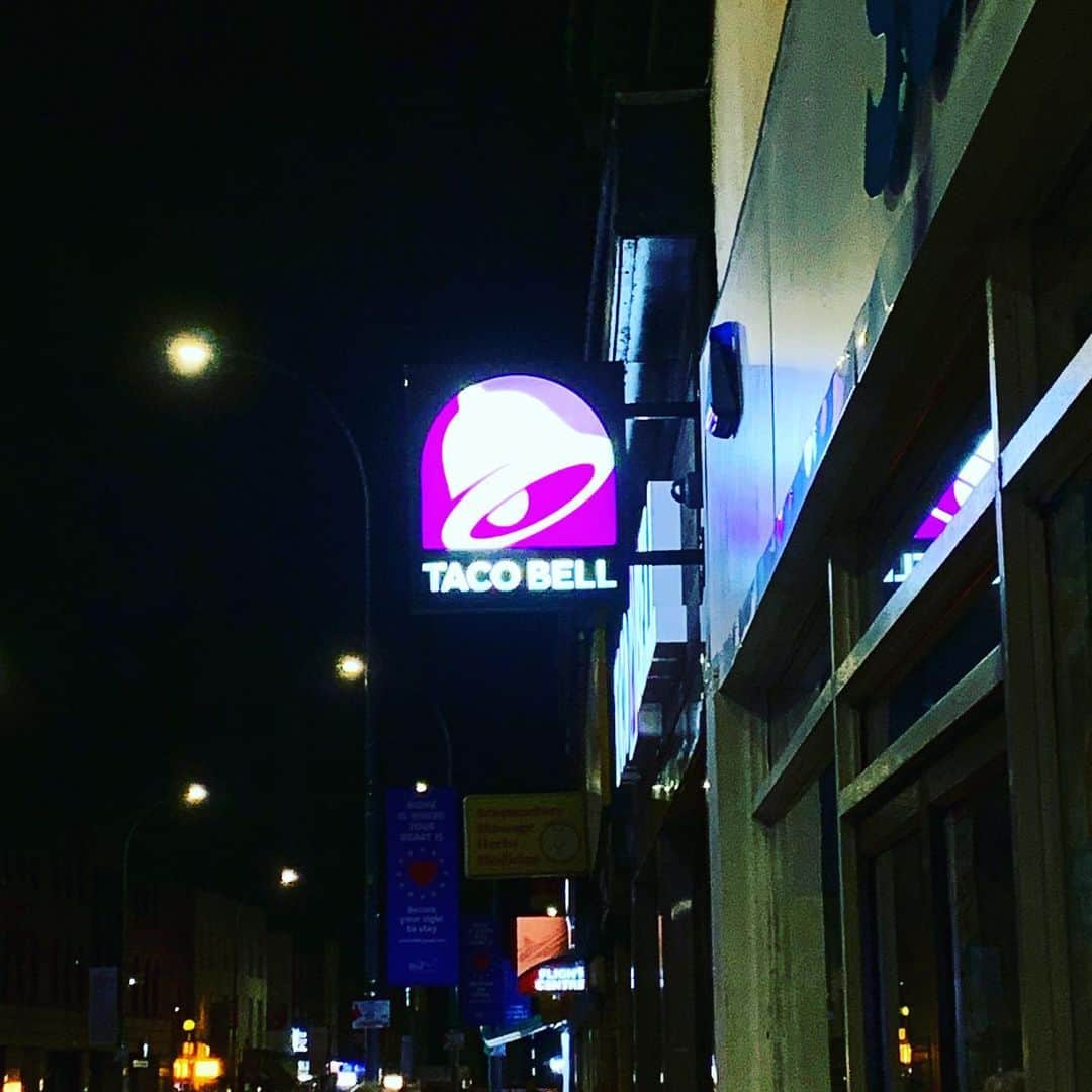 アレックス・ブノワさんのインスタグラム写真 - (アレックス・ブノワInstagram)「It came to me like an Oasis... could it truly be real... (I know it’s only Taco Bell, but hey now... Live Mas amiright)」10月20日 6時49分 - alexbenoit95