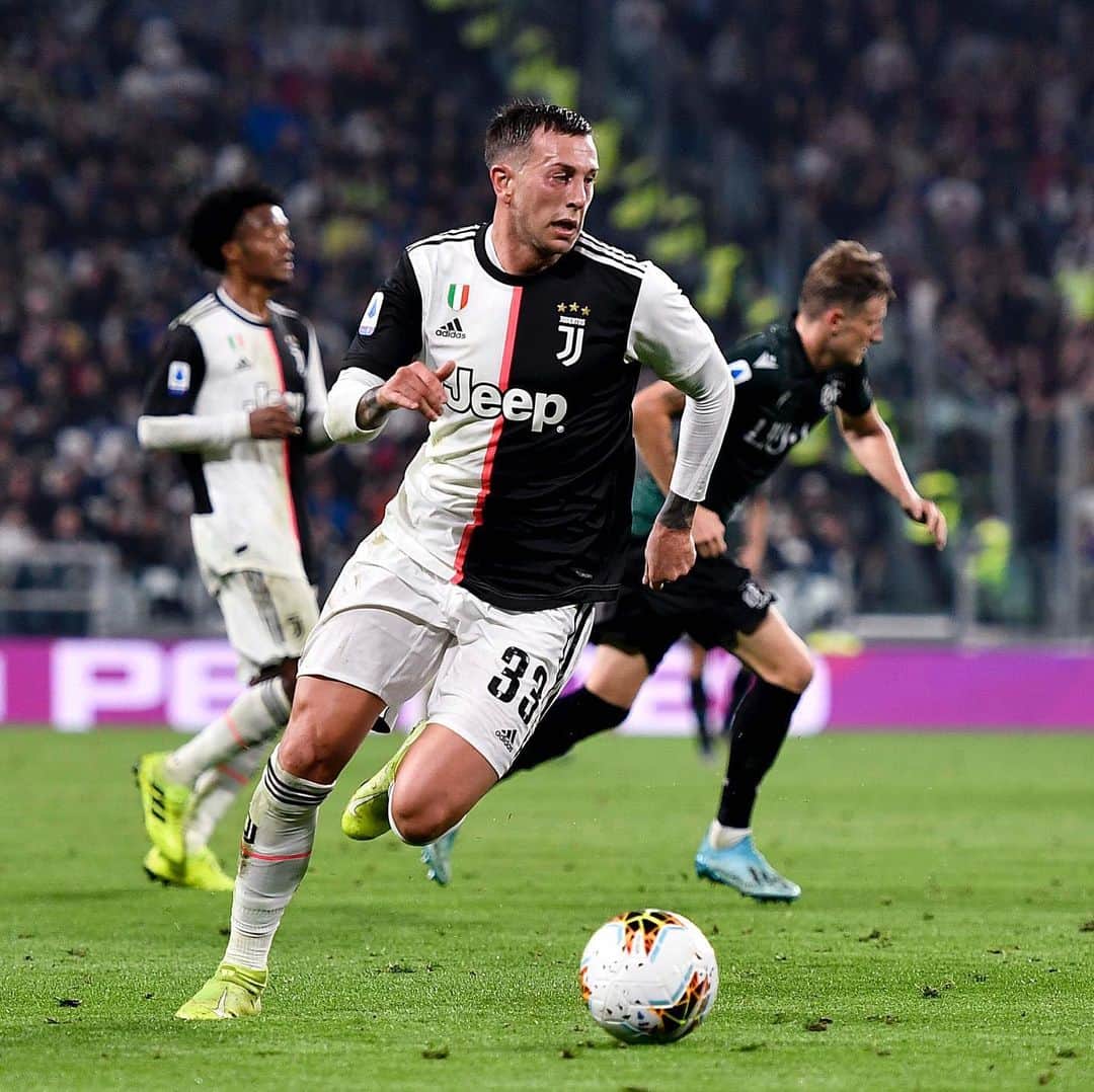 フェデリコ・ベルナルデスキのインスタグラム：「Non esistono partite facili, esistono solo vittorie importanti. Altri tre punti che fanno classifica e morale.  Un grande abbraccio a mister Sinisa.  #JuveBologna #Finoallafine #ForzaJuve」