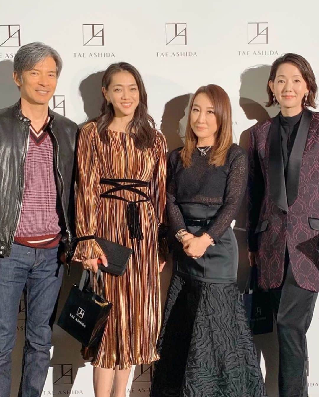 とよた真帆さんのインスタグラム写真 - (とよた真帆Instagram)「芦田多恵さんのファッションショーへ😊今回も華やかで美しい作品ばかり✨ @tae_ashida_official のジャケットを着てパンツスタイル  @maenorichang と @hibinoya 素敵ご夫婦。 @tae_ashida_official の素敵な世界へ。たくさんの友人に会えました✨  #斎藤工 くんお久しぶり👍#桑田真澄 さんにも😆  #fashion #taeashida #芦田多恵  #50代ファッション #maho #mahostyle #50over50 #50歳コーデ」10月20日 6時59分 - maho_toyota