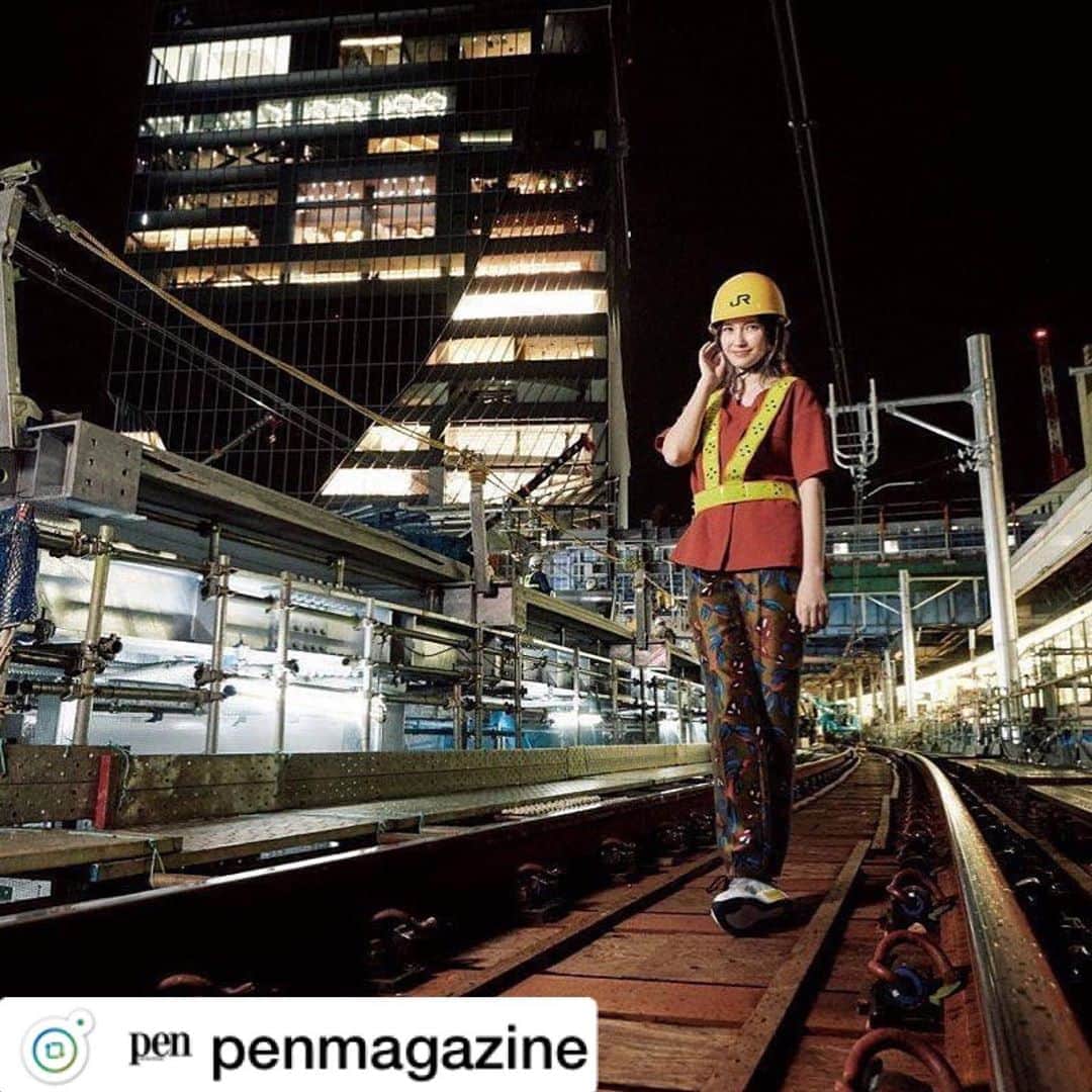 のインスタグラム：「【発売中！#TOKYO建築案内】 百年に一度と言われる大規模再開発により、日に日に変化を遂げる渋谷。渋谷駅大改造の最前線を、鉄道をこよなく愛する #市川紗椰 さんと目撃！  https://www.pen-online.jp/news/info/pen_484/  PHOTO: 岡村昌宏（CROSSOVER）」