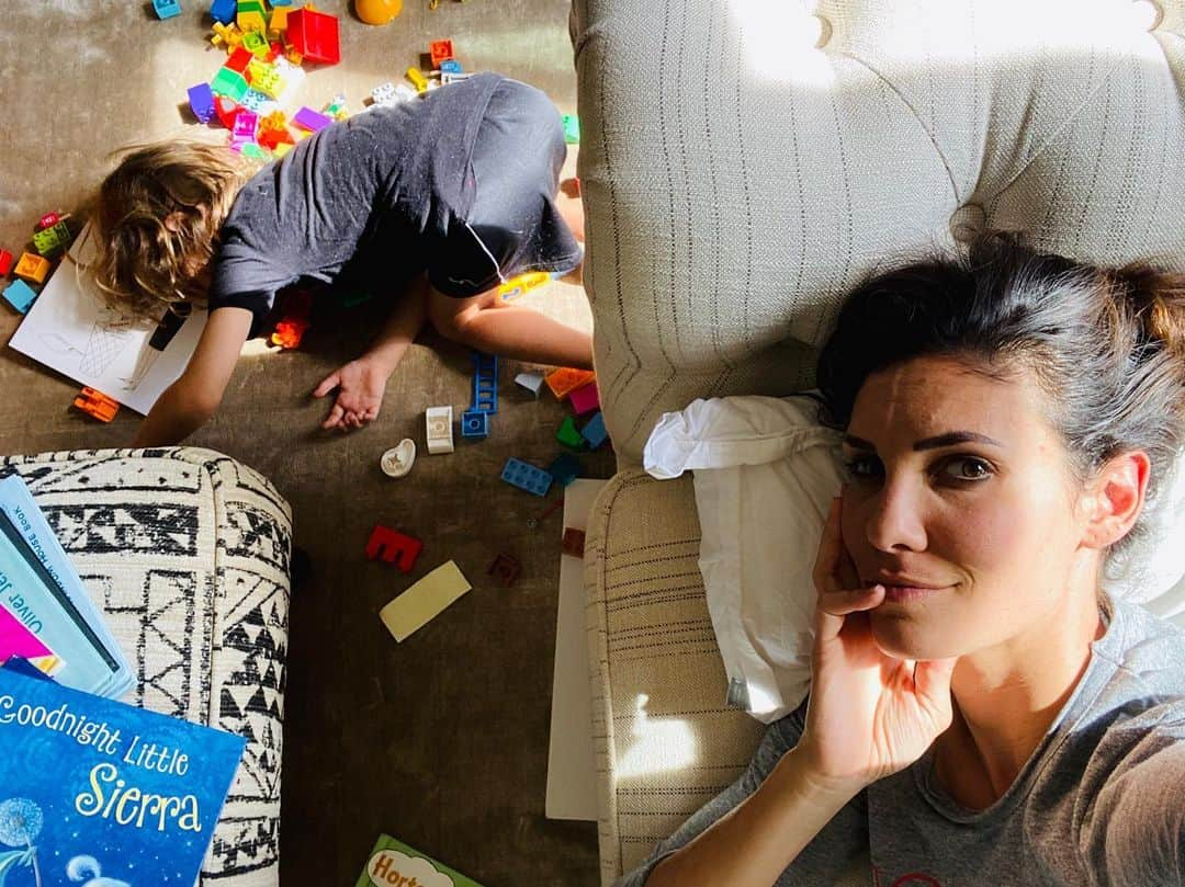 ダニエラ・ルーアさんのインスタグラム写真 - (ダニエラ・ルーアInstagram)「Must be a lazy Saturday afternoon... . Deve ser uma tarde de Sábado preguiçosa... . #kids #nap #legos #riverisaac #family #qualitytime #chill #cubs」10月20日 7時12分 - danielaruah