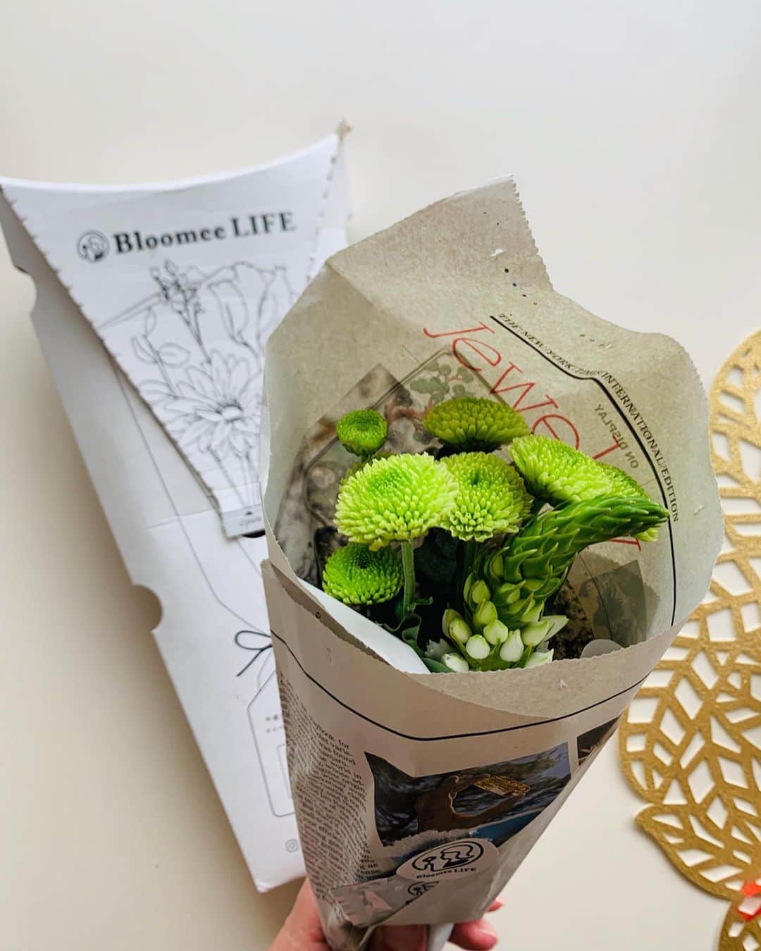 渋谷恭子さんのインスタグラム写真 - (渋谷恭子Instagram)「お花の定期便💐「Bloomee LIFE」 こちらを利用するようになって1年4ヶ月。 ・ ・ うちはリビングにお花を飾ってるんだけど 息子ちゃんのお部屋の出窓にもお花を置きたくなって、今月から追加したの😊🌸 ・ ・ 不在がちだけどポストに入れてもらえるから、とっても便利！！ 万が一、お花が傷んでたとしても、交換してもらえるの😉 ・ ・ 自分じゃ選ばないようなお花🌼もあるし、 毎回違うから、1年以上続けてても飽きない💕 ・ ・ 初回のお花のお届けが無料になるクーポンをいただいたよ✨ ご興味のある方は是非🥰 ■初回お届け💐無料クーポンコード：kyoko ■有効期限：2019年10月31日 ・ ・ @bloomeelife  #bloomeelife #お花のある生活 #花のある生活 #お花のある暮らし #花のある暮らし #お花 #花 #定期便 #インスタグラマー #アラフォー #アラフィフ #flower #flowers」10月20日 7時19分 - kyoko.86