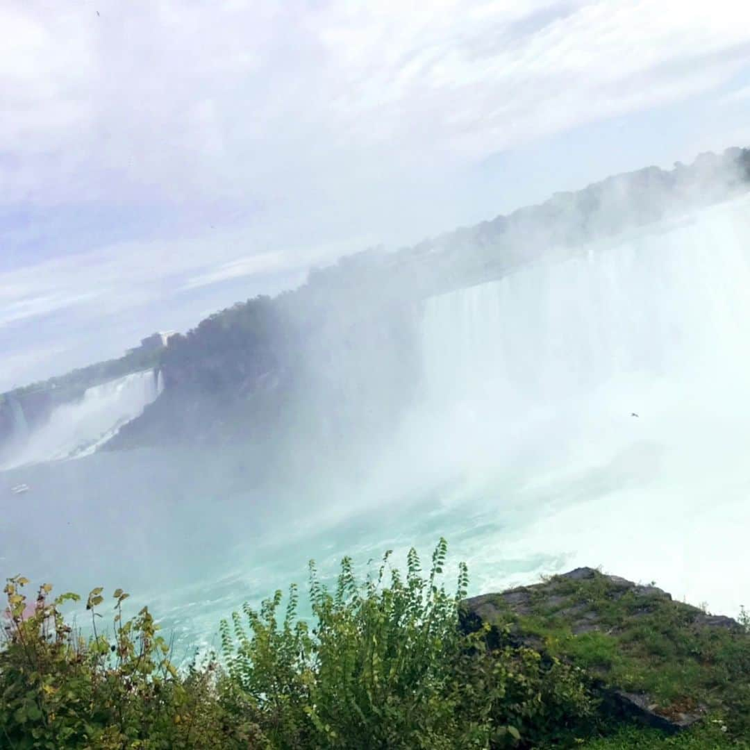 瀬稀ゆりとさんのインスタグラム写真 - (瀬稀ゆりとInstagram)「Such a beautiful place!! . 初めてのナイアガラの滝、壮大さに圧倒されました。パワーを貰いました😆 . . #canadalife #torontolif  #niagarafalls #weekend #holiday #ナイアガラの滝」10月20日 7時34分 - yurito.seki