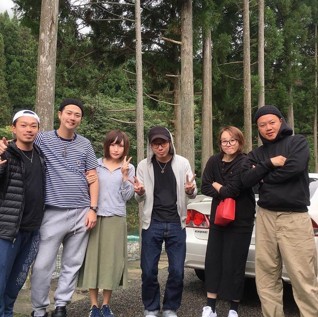祐澄しゅんのインスタグラム：「少し前ですが… キャンプ行って来ましたよ！ そんなに遠くもなく自然いっぱいの場所😆✨ 段取り良く進めてくれたかっちゃん始め、長い付き合いのそうちゃんとも久々ゆっくり話せたり…楽しい時間でした！行っておいでと快く送り出してくれた旦那さんにも感謝です！ #キャンプ #今度は #グランピングいきたい #お肉の合間に魚介焼き #楽しかったなぁ #若者たち #なかよくしてくれてありがと 笑」
