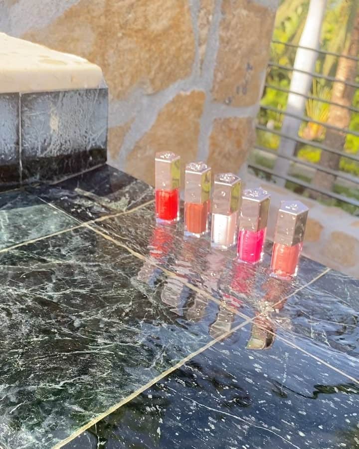リアーナのインスタグラム：「Gang Gang.  just me and my #GlossyPosse !!! @fentybeauty」