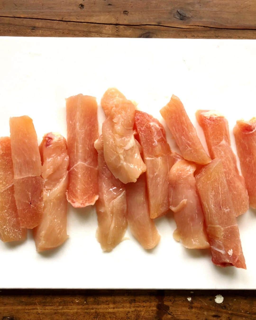 Mizuki【料理ブロガー・簡単レシピ】さんのインスタグラム写真 - (Mizuki【料理ブロガー・簡単レシピ】Instagram)「・﻿ 【レシピ】ーーーーーーー﻿ ♡バッター液de超簡単♡﻿ 鶏むね肉のチーズフライ﻿ ーーーーーーーーーーーー﻿ ﻿ おはようございます(*^^*)﻿ 今日はコスパ抜群の鶏むね肉レシピ♩﻿ 普段のおかずやお弁当にも使える﻿ チーズフライのご紹介です♡﻿ 淡白な鶏むね肉も﻿ チーズのコクで満足感がアップしますよ♫﻿ ﻿ 作り方は超簡単(*´艸`)﻿ 衣付けはバッター液でラクラク♡﻿ しかも揚げずに作れます♩﻿ 衣をつけた状態で冷凍もできるので﻿ 是非お試し下さいね(*^^*)﻿ ﻿ ﻿ ーーーーーーーーーーーー﻿ 【2〜3人分】﻿ 鶏むね肉...大1枚(300g)﻿ ●卵...1個﻿ ●薄力粉...大3﻿ ●塩こしょう...少々﻿ パン粉...大10﻿ 粉チーズ...大3﻿ サラダ油・ケチャップ...各適量﻿ ﻿ 1.鶏肉は全体をフォークで刺し、2cm角の棒状に切る。﻿ 2.ボウルで●を混ぜてバッター液を作り、1を加えてからめる。﻿ 3.バットにパン粉と粉チーズを入れて混ぜ、2を一切れずつまぶす。﻿ 4.フライパンに5mmのサラダ油を入れて中火で熱し、3を色よく揚げ焼きにする。火が通ったら油を切って器に盛り、ケチャップを添える。﻿ ーーーーーーーーーーーー﻿ ﻿ ﻿ 《ポイント》﻿ ♦︎鶏肉は半凍りにしておくと綺麗に切れます♩﻿ ♦︎パン粉の量は目安です☆鶏肉の切り方により必要な量を調節して下さい♩﻿ ﻿ ﻿ 🎀新刊【#ほめられごはん 】🎀﻿ 🔹おかげさまで重版しました！！🔹﻿ 楽天ブックスでご購入いただきますと﻿ 今ならレシピカードの特典がついてきます♡﻿ ﻿ ﻿ ﻿ #ブログ更新しました﻿ ブログ(レシピ)はホームのリンクよりご覧下さい↓﻿ @mizuki_31cafe﻿ 【Mizuki公式ラインブログ】﻿ https://lineblog.me/mizuki_official/﻿ ﻿ ﻿ ﻿ #鶏むね肉#チーズフライ#スティックチキン #チキンカツ #コスパ #お弁当#Mizuki#簡単レシピ#時短レシピ#節約レシピ#料理#レシピ#フーディーテーブル#ブログ#おうちごはん#おうちカフェ#デリスタグラマー#料理好きな人と繋がりたい#料理ブロガー#おうちごはんlover#器﻿ #foodpic#follow#cooking#recipe#lin_stagrammer#鶏むね肉のチーズフライm」10月20日 7時53分 - mizuki_31cafe