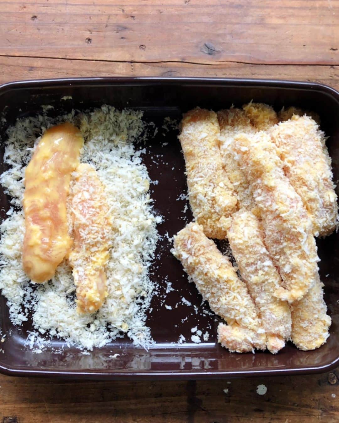 Mizuki【料理ブロガー・簡単レシピ】さんのインスタグラム写真 - (Mizuki【料理ブロガー・簡単レシピ】Instagram)「・﻿ 【レシピ】ーーーーーーー﻿ ♡バッター液de超簡単♡﻿ 鶏むね肉のチーズフライ﻿ ーーーーーーーーーーーー﻿ ﻿ おはようございます(*^^*)﻿ 今日はコスパ抜群の鶏むね肉レシピ♩﻿ 普段のおかずやお弁当にも使える﻿ チーズフライのご紹介です♡﻿ 淡白な鶏むね肉も﻿ チーズのコクで満足感がアップしますよ♫﻿ ﻿ 作り方は超簡単(*´艸`)﻿ 衣付けはバッター液でラクラク♡﻿ しかも揚げずに作れます♩﻿ 衣をつけた状態で冷凍もできるので﻿ 是非お試し下さいね(*^^*)﻿ ﻿ ﻿ ーーーーーーーーーーーー﻿ 【2〜3人分】﻿ 鶏むね肉...大1枚(300g)﻿ ●卵...1個﻿ ●薄力粉...大3﻿ ●塩こしょう...少々﻿ パン粉...大10﻿ 粉チーズ...大3﻿ サラダ油・ケチャップ...各適量﻿ ﻿ 1.鶏肉は全体をフォークで刺し、2cm角の棒状に切る。﻿ 2.ボウルで●を混ぜてバッター液を作り、1を加えてからめる。﻿ 3.バットにパン粉と粉チーズを入れて混ぜ、2を一切れずつまぶす。﻿ 4.フライパンに5mmのサラダ油を入れて中火で熱し、3を色よく揚げ焼きにする。火が通ったら油を切って器に盛り、ケチャップを添える。﻿ ーーーーーーーーーーーー﻿ ﻿ ﻿ 《ポイント》﻿ ♦︎鶏肉は半凍りにしておくと綺麗に切れます♩﻿ ♦︎パン粉の量は目安です☆鶏肉の切り方により必要な量を調節して下さい♩﻿ ﻿ ﻿ 🎀新刊【#ほめられごはん 】🎀﻿ 🔹おかげさまで重版しました！！🔹﻿ 楽天ブックスでご購入いただきますと﻿ 今ならレシピカードの特典がついてきます♡﻿ ﻿ ﻿ ﻿ #ブログ更新しました﻿ ブログ(レシピ)はホームのリンクよりご覧下さい↓﻿ @mizuki_31cafe﻿ 【Mizuki公式ラインブログ】﻿ https://lineblog.me/mizuki_official/﻿ ﻿ ﻿ ﻿ #鶏むね肉#チーズフライ#スティックチキン #チキンカツ #コスパ #お弁当#Mizuki#簡単レシピ#時短レシピ#節約レシピ#料理#レシピ#フーディーテーブル#ブログ#おうちごはん#おうちカフェ#デリスタグラマー#料理好きな人と繋がりたい#料理ブロガー#おうちごはんlover#器﻿ #foodpic#follow#cooking#recipe#lin_stagrammer#鶏むね肉のチーズフライm」10月20日 7時53分 - mizuki_31cafe