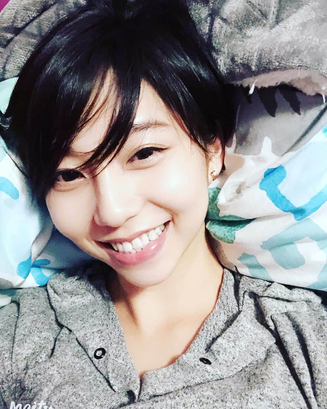 小泉麻耶さんのインスタグラム写真 - (小泉麻耶Instagram)「Selfie for you 🐥元気だょ♬のしるしです😁 てか、少し角度変えるだけで年だいぶ違く見えるな！と思って全部載せた😆 My acting age is 18-45 now. I’m gonna push the boundaries!!!! 🌈🌈🌈 #actor #actress #japanese #woman #shorthair #love #myself #love #yourself #xoxo」10月20日 8時03分 - mayakoizumi