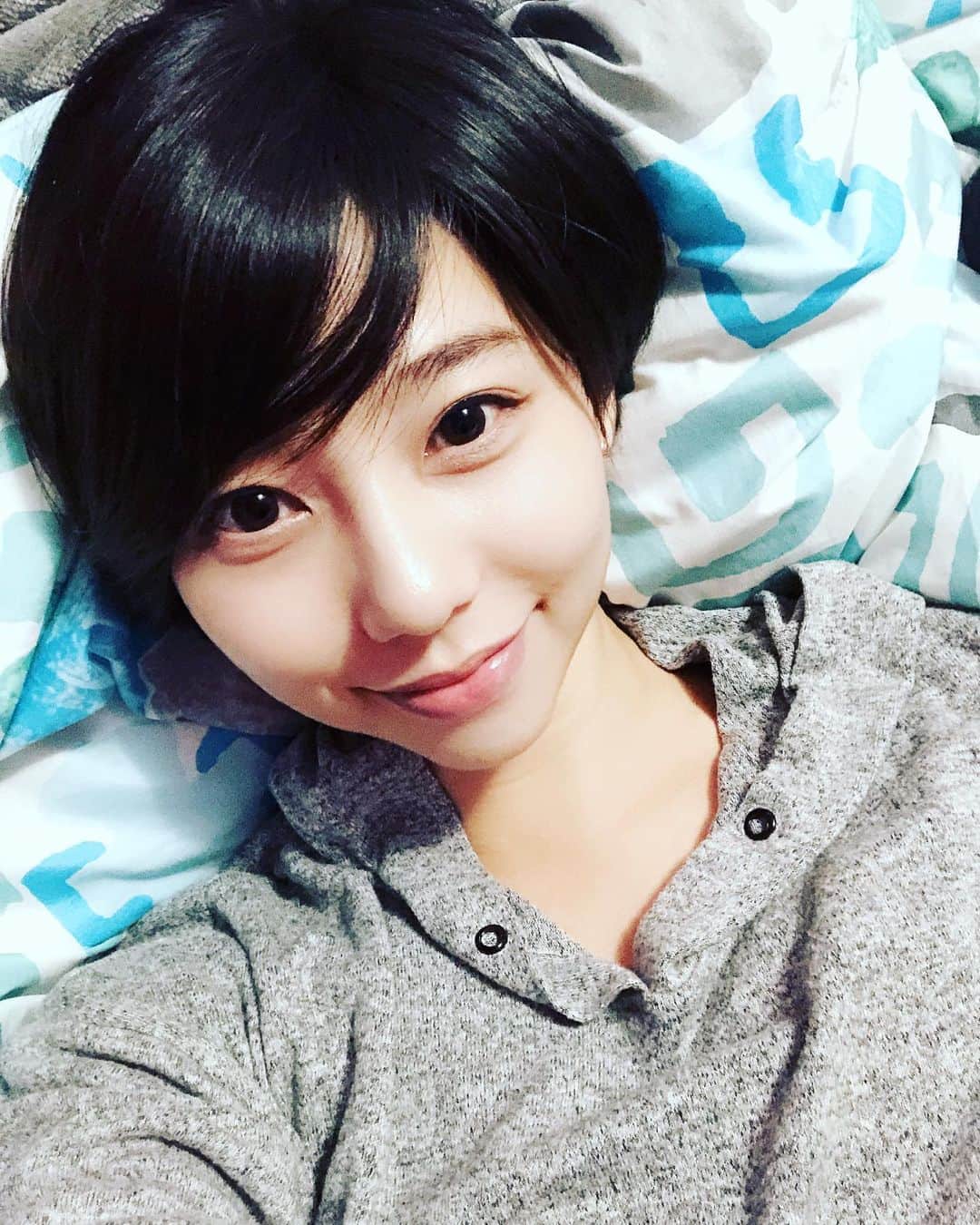 小泉麻耶さんのインスタグラム写真 - (小泉麻耶Instagram)「Selfie for you 🐥元気だょ♬のしるしです😁 てか、少し角度変えるだけで年だいぶ違く見えるな！と思って全部載せた😆 My acting age is 18-45 now. I’m gonna push the boundaries!!!! 🌈🌈🌈 #actor #actress #japanese #woman #shorthair #love #myself #love #yourself #xoxo」10月20日 8時03分 - mayakoizumi