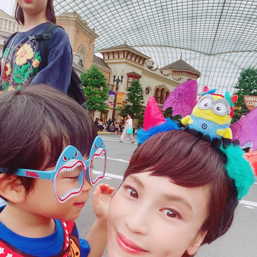 清川あさみさんのインスタグラム写真 - (清川あさみInstagram)「parisから帰った次の日に朝からチビくんの運動会、、からの、チビくんのお誕生日という事もあり🎂ご招待頂き、またまた進化したユニバーサルスタジオジャパンに✨ 私はハードなスケジュールでしたが.. 時差ボケが無くなるくらいのチビくんの喜び方が嬉しかった🥰普段男子チームがいてなかなかママを独り占めできないチビくんはとにかく嬉しそう。happy birthday✨✨ #可愛すぎる　#2人サメと魔女っ子 #すっかりハロウィン色 #usj #お誕生日おめでとう🎉　#運動会も大成功 #成長が嬉しい#ハロウィン🎃👻」10月20日 8時07分 - asami_kiyokawa