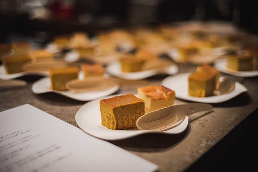 中野晴代さんのインスタグラム写真 - (中野晴代Instagram)「・ Mr.CHEESECAKE、 @mr.cheesecake.tokyo チャイティーパンプキンフレーバー発売記念、 赤ワインと紅茶のペアリングイベントへ、 みかさんご家族と一緒にお邪魔しました♪ @__m_m_mika @piyolady_journal @tullemonade ・ 滑らかなパンプキンフレーバーのチーズケーキ、 チャイの香りがしっかり感じられて、 赤ワインと紅茶の相性もバッチリでした✨ ・ 途中、お会いしたかった方や、 お久しぶりの方にも会えて、 めちゃくちゃ楽しい時間を共有できて幸せでした♪ タムさん、お誘いいただき、 @tam30929 本当にありがとうございました！ ・ チャイティーパンプキンフレーバーは、 本日10時より販売開始、 公式のLINE@からのみ購入可能です。 詳しくは、 @mr.cheesecake.tokyo の投稿を チェックしてみてください✨ ・ ・ #mrcheesecake #ミスターチーズケーキ #ミスチ #田村浩二 #チャイティーパンプキン」10月20日 8時25分 - haruyonakano