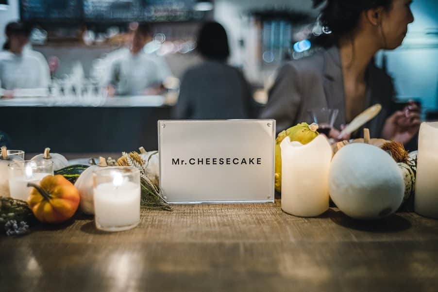 中野晴代さんのインスタグラム写真 - (中野晴代Instagram)「・ Mr.CHEESECAKE、 @mr.cheesecake.tokyo チャイティーパンプキンフレーバー発売記念、 赤ワインと紅茶のペアリングイベントへ、 みかさんご家族と一緒にお邪魔しました♪ @__m_m_mika @piyolady_journal @tullemonade ・ 滑らかなパンプキンフレーバーのチーズケーキ、 チャイの香りがしっかり感じられて、 赤ワインと紅茶の相性もバッチリでした✨ ・ 途中、お会いしたかった方や、 お久しぶりの方にも会えて、 めちゃくちゃ楽しい時間を共有できて幸せでした♪ タムさん、お誘いいただき、 @tam30929 本当にありがとうございました！ ・ チャイティーパンプキンフレーバーは、 本日10時より販売開始、 公式のLINE@からのみ購入可能です。 詳しくは、 @mr.cheesecake.tokyo の投稿を チェックしてみてください✨ ・ ・ #mrcheesecake #ミスターチーズケーキ #ミスチ #田村浩二 #チャイティーパンプキン」10月20日 8時25分 - haruyonakano
