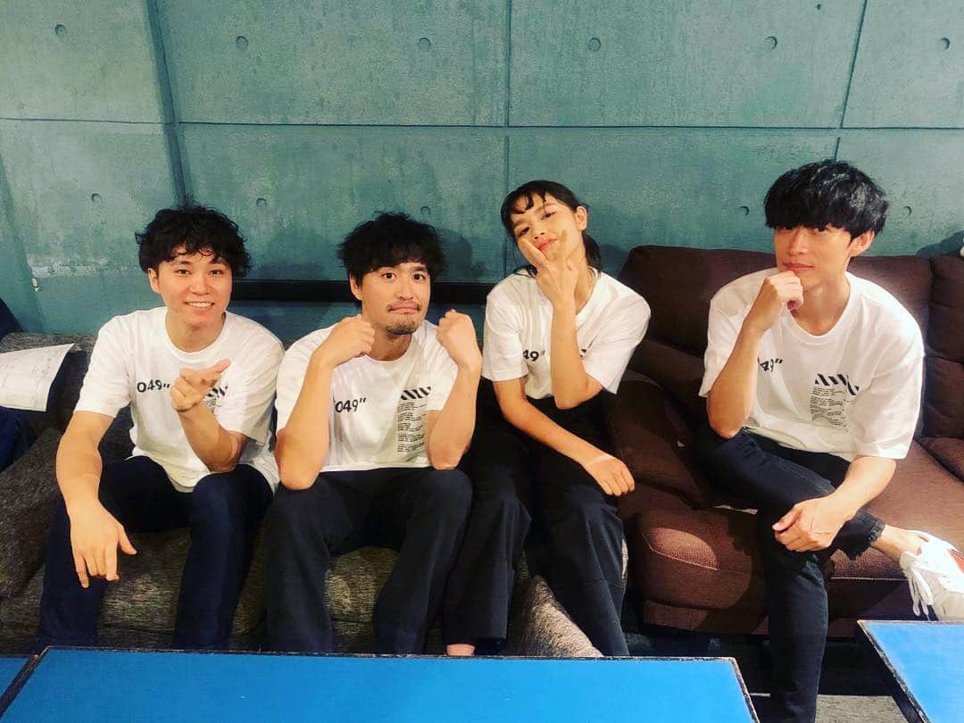 ISEKIのインスタグラム：「昨日の楽しかった夜の余韻を残しながら大阪に向かっております🚅 ありがとうございました✨ 今日もよろしく✌️ #大石昌良　#Anly #磯貝サイモン #さくらしめじ」