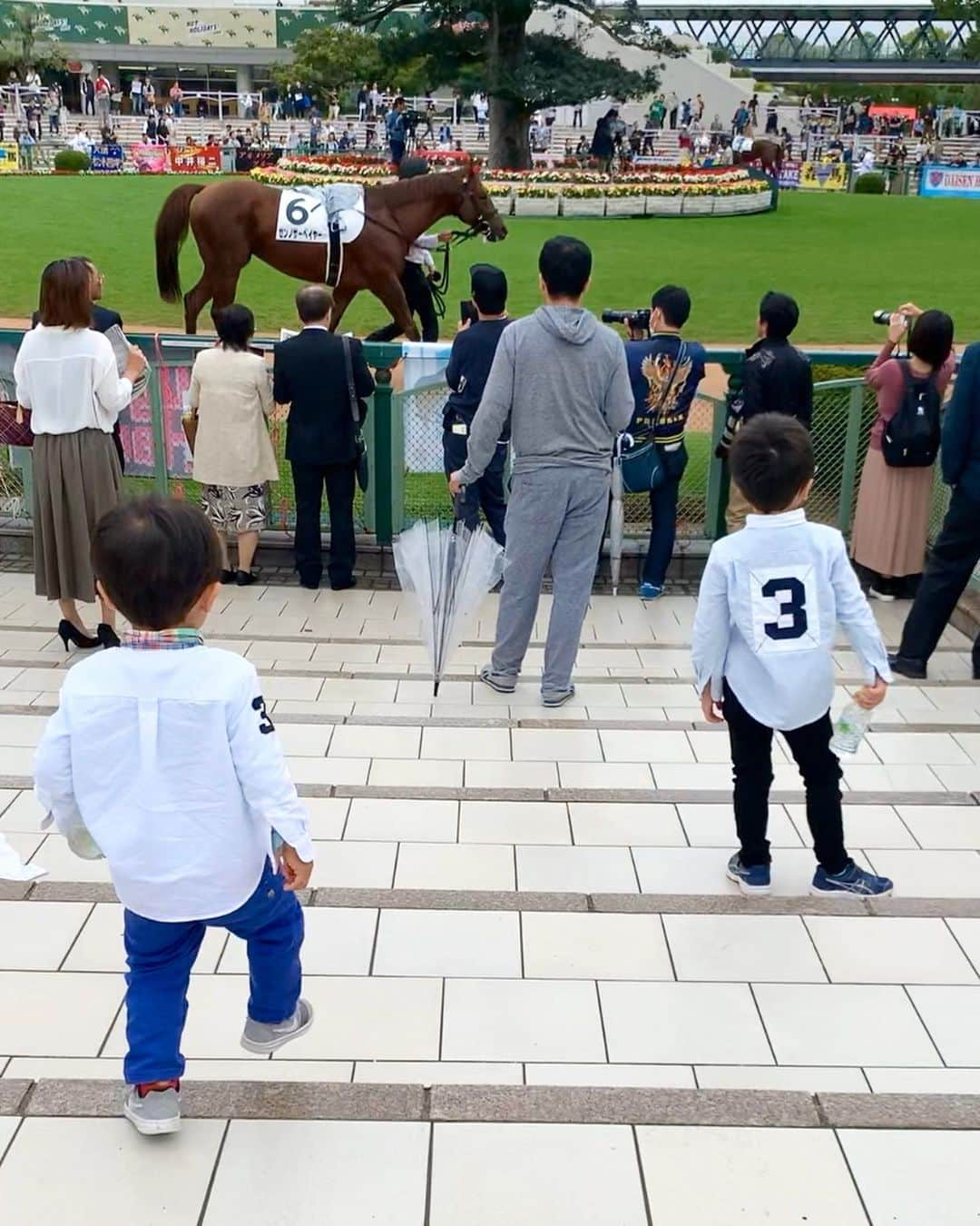 吉村優さんのインスタグラム写真 - (吉村優Instagram)「先週の京都競馬場🏇 * 今日はいよいよ菊花賞🌼！！ ディープインパクトが 無敗で三冠を達成してから １４年、、 私の競馬場デビューからも１４年か、、 なんだか感慨深いなぁ🥺 * 先週は今日菊花賞が行われる 京都競馬場へ 久しぶりに甥っ子ちゃん達と 競馬場に行けました😘 * 開門ダッシュな勢いで パドックまでダッシュする 小さいオヤジたち😂😂 * 絶対に誰か１人は目線がズレている ちびっ子あるある写真、、 そして 馬にもレースにも 激しい食いつきっぷりを見せてくれる 面白すぎる甥っ子たちに 癒されました💓 * 台風の翌日でしたが 京都もどんより曇り空、、 今日は、、今のところ晴れ 芝コースはやや重　 ダートコースは重の発表です！！ この後のパドックチャンネルで 詳しくお伝えしまーす🙋‍♀️ では🏇スタジオ行ってきます🌼 * #競馬 #菊花賞 #京都競馬場 #パドック #グリーンチャンネル #キャスター #アナウンサー #開門ダッシュ」10月20日 8時43分 - yuyoshimura87