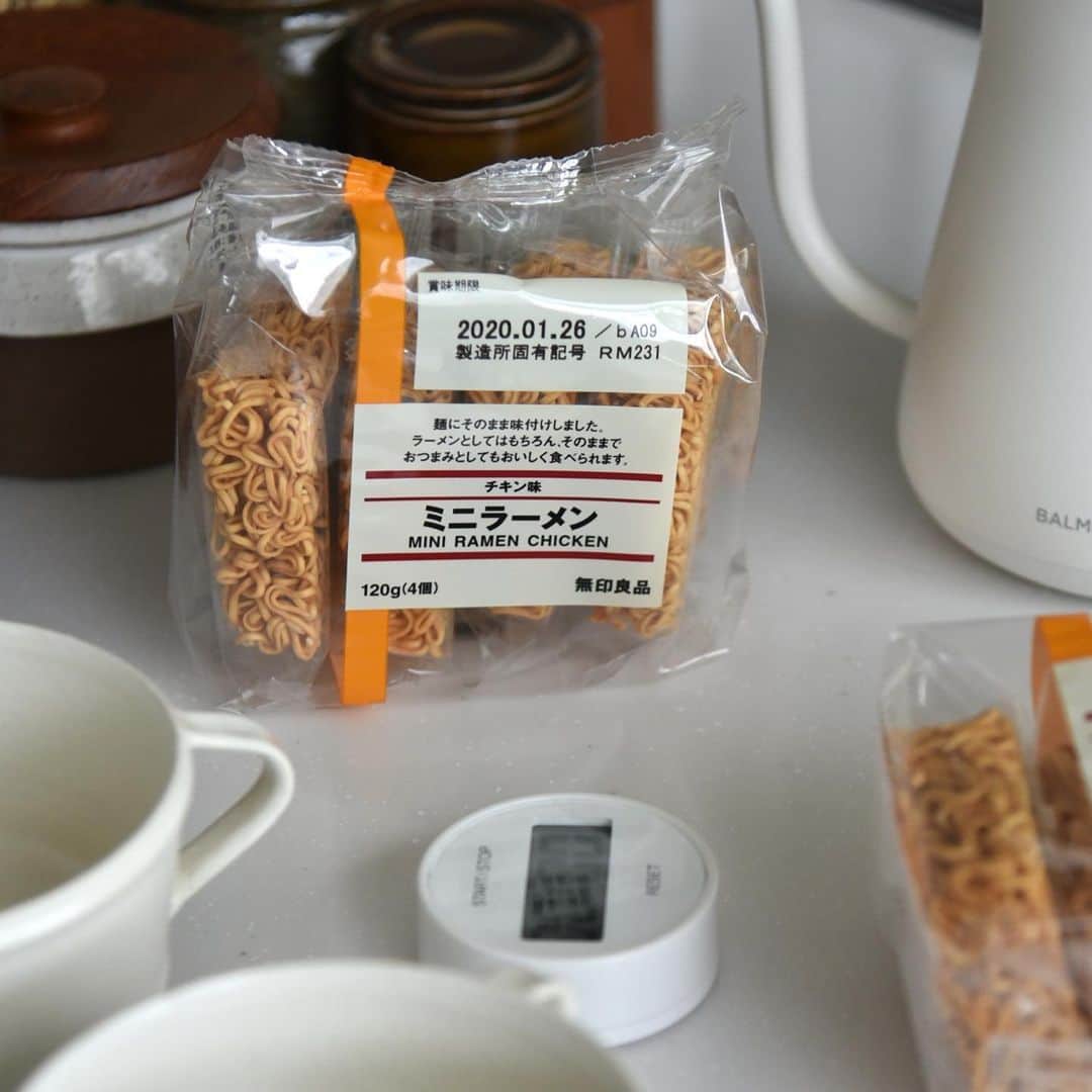 のインスタグラム：「無印良品購入品😁 ・ 小腹対策にリピ買いしているミニラーメン🍜 ・ 子供たちの帰宅後、夕食までのちょっとした繋ぎに食べることがあります✨ ・ がっつり食べられちゃうと夕食に響くって時に丁度いいサイズ感👌 ・ 無印のあるものと合わせると、これまた美味しい洋風ラーメンに変身！！ ・ 無印のサイトで発見して作ってみました！ ・ バターとチーズがたまらない、 ポルチーニポタージュラーメンです😋 ・ 詳しくはブログでご紹介しています。 @mi1341 ←プロフィールのURLからブログへ飛べます。 ・ ご覧頂けたら嬉しいです✨ ・ #めがねとかもめと北欧暮らし#無印良品#無印#無印購入品#ミニラーメン#ラーメン#小腹対策#夜食#BALMUDA#バルミューダ#cooking#cookingram ・」