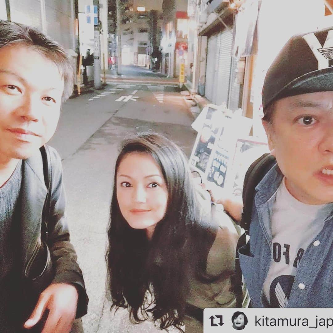 伊藤三巳華のインスタグラム：「12月16日 イベントやりまーす👻 #Repost @kitamura_japan with @make_repost ・・・ 最後まで読んでみて👶12/16(月)ちょい怖イベントの打ち合わせでした😊もうね…今日の話を皆に聞かせたかったわ。アンビリーバボーなアナザーワールドが確かにそこにあったのです‼️『スピ散歩』『視えるんです』の著者で霊感漫画家の伊藤三巳華先生(写真中央)と(*ﾟ∀ﾟ人ﾟ∀ﾟ*)♪ いや………本物の人ってマジで凄いわ…初めての経験でいろいろビビった💦 ヨーロッパの魔女？？とにかく女性で魔女狩りを避ける為に森に隠れてますね…って普通にさらっと俺の前世言われたしーー💦えーー何？！！諸々の詳細が気持ち悪い位しっくりきて怖えーーー💦ってなった‼️…ってな訳で12/16(月)イベントに伊藤三巳華先生の出演が決定したのですーーー！ていうか伊藤先生、冠のイベントとなりますな😃これはマジで乞うご期待‼️いや、俺も楽しみすぎる‼️ ●12/16(月)パーシモンホールにて。詳細は後日👊 #伊藤三巳華 #イベント#目黒パーシモンホール#キタムラトシヒロ」