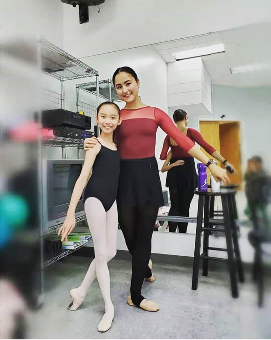 ミコ・フォガティのインスタグラム：「Thank you so much @tamarasparkles for inviting me to teach a Master Class at @triplethreatperformingarts a few weeks ago! It was so nice to meet all the girls and boys and to see them working hard!💕✨Photo with the lovely, hardworking  @ameliachen915 😘 Hope you all have a lovely weekend!  Leotard and skirt from @ak.dancewear ❤️❤️❤️」