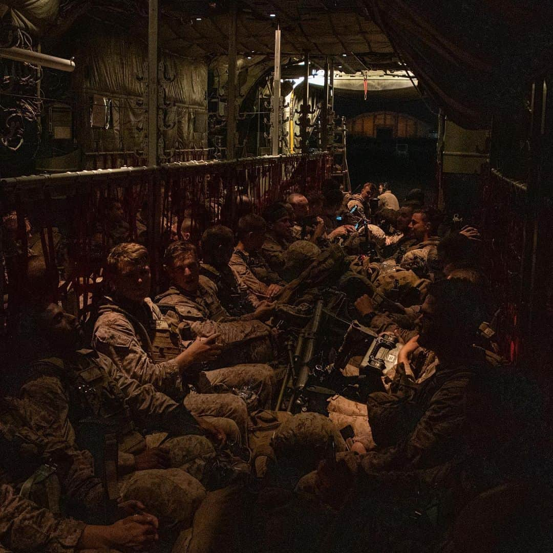 アメリカ海兵隊さんのインスタグラム写真 - (アメリカ海兵隊Instagram)「Standing By  Marines with 2nd Battalion, 7th Marine Regiment, attached to Special Purpose Marine Air-Ground Task Force Crisis Response-Central Command 19.2, sit in a KC-130J Super Hercules before a response to a mission in Kuwait. (U.S. Marine Corps photo by Sgt. Robert G. Gavaldon)  #Marines #SPMAGTF #USMC #Military」10月20日 8時51分 - marines