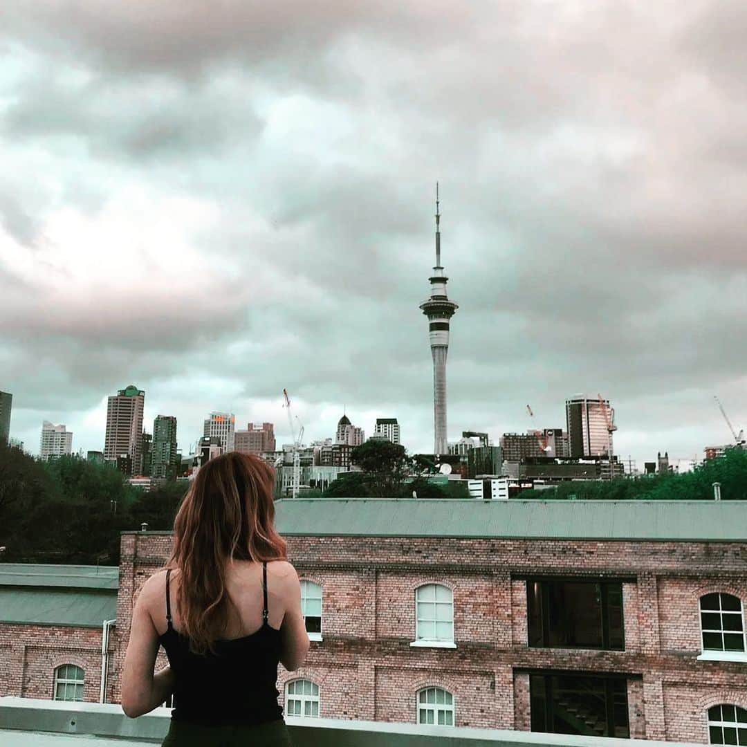 エレナ・サチンのインスタグラム：「See you soon Auckland. 📷 @mon_nz」
