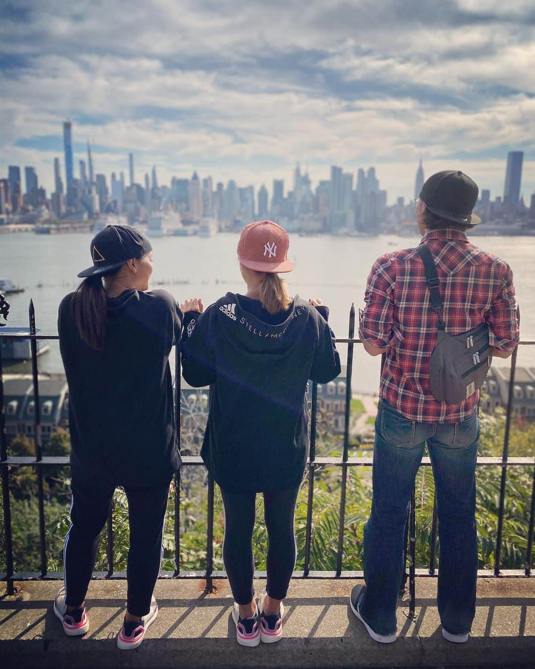 木村真野・紗野さんのインスタグラム写真 - (木村真野・紗野Instagram)「🇺🇸Manhattanの景色をNew Jersey側から✨. .あんまりゆっくり出来る時間なかったけどLessonも受けられたし美味しい物も食べられたし5年ぶりのニューヨーク満喫出来ました🗽. . #newyork #Manhattan #NewJersey #ニューヨーク #マンハッタン #ニュージャージー #マンハッタンの景色 #adidas #adidastokyo #アディダス #newera #cap #NY #stellamccartney  #ステラマッカートニー #maya #saya #シンクロ #アーティスティックスイミング #artisticswimming #いつもアディダス #ultraboost  #seeyou  #stellamccartney  #ステラマッカートニー #stellasport  @stellamccartney  @adidastokyo  @newerajapan  @mayakimura5」10月20日 9時03分 - mayasaya_kimura