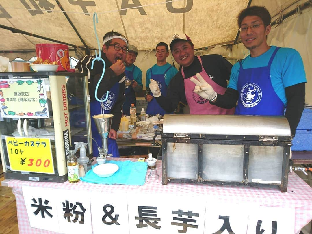 服部未佳さんのインスタグラム写真 - (服部未佳Instagram)「JA収穫祭🥔昨日のハッピィ生中継でご紹介しました！あどばるーんのお二人と一緒に…楽しかったです🎶  新米や野菜はもちろん、屋台グルメがどれも本当においしいのです😋バラ焼きは今年初出店だそうですよ♪畑中舌校長、昨日も絶好調でした😆ラビアンローズ🌹  今日も、JA十和田おいらせ本店で開催されています🥕青空の下、ぜひお楽しみください♪  #JA収穫祭 #JA十和田おいらせ #十和田市 #十和田バラ焼きゼミナール #トムベジ #ながいもドーナツ #もちもち #あどばるーん #ハッピィ」10月20日 9時12分 - mikahattori_aba