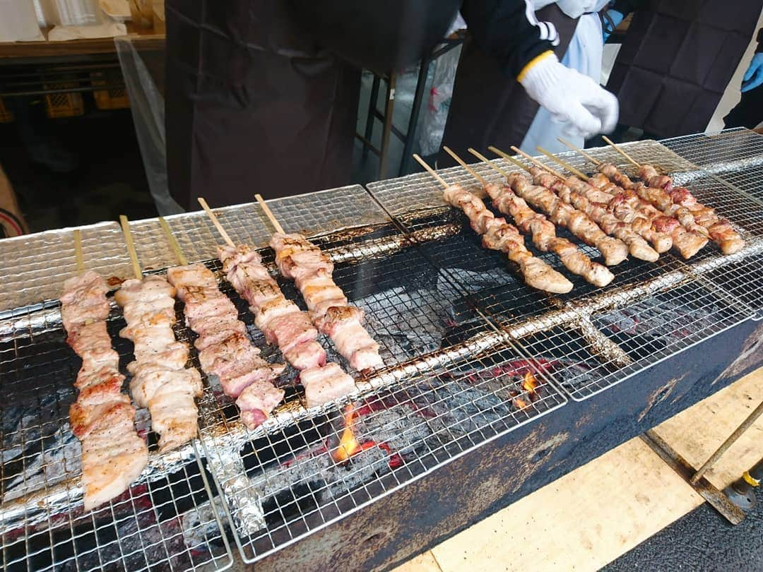 服部未佳さんのインスタグラム写真 - (服部未佳Instagram)「JA収穫祭🥔昨日のハッピィ生中継でご紹介しました！あどばるーんのお二人と一緒に…楽しかったです🎶  新米や野菜はもちろん、屋台グルメがどれも本当においしいのです😋バラ焼きは今年初出店だそうですよ♪畑中舌校長、昨日も絶好調でした😆ラビアンローズ🌹  今日も、JA十和田おいらせ本店で開催されています🥕青空の下、ぜひお楽しみください♪  #JA収穫祭 #JA十和田おいらせ #十和田市 #十和田バラ焼きゼミナール #トムベジ #ながいもドーナツ #もちもち #あどばるーん #ハッピィ」10月20日 9時12分 - mikahattori_aba