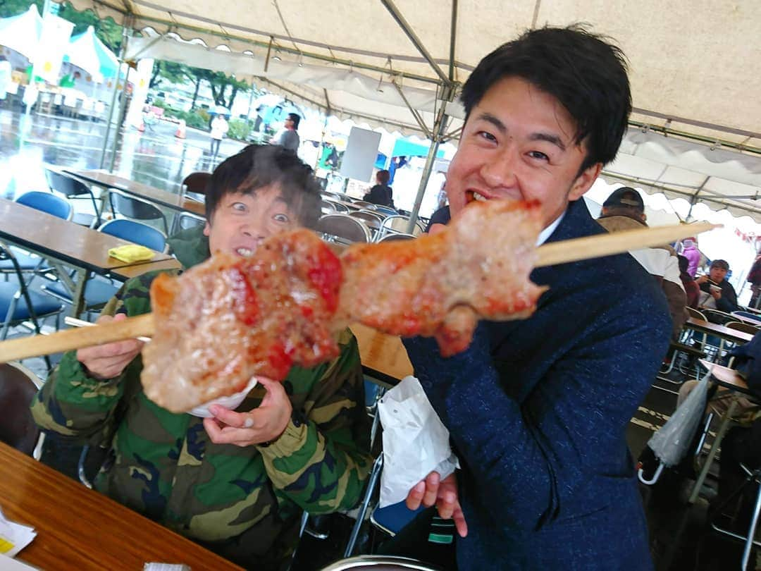 服部未佳さんのインスタグラム写真 - (服部未佳Instagram)「JA収穫祭🥔昨日のハッピィ生中継でご紹介しました！あどばるーんのお二人と一緒に…楽しかったです🎶  新米や野菜はもちろん、屋台グルメがどれも本当においしいのです😋バラ焼きは今年初出店だそうですよ♪畑中舌校長、昨日も絶好調でした😆ラビアンローズ🌹  今日も、JA十和田おいらせ本店で開催されています🥕青空の下、ぜひお楽しみください♪  #JA収穫祭 #JA十和田おいらせ #十和田市 #十和田バラ焼きゼミナール #トムベジ #ながいもドーナツ #もちもち #あどばるーん #ハッピィ」10月20日 9時12分 - mikahattori_aba