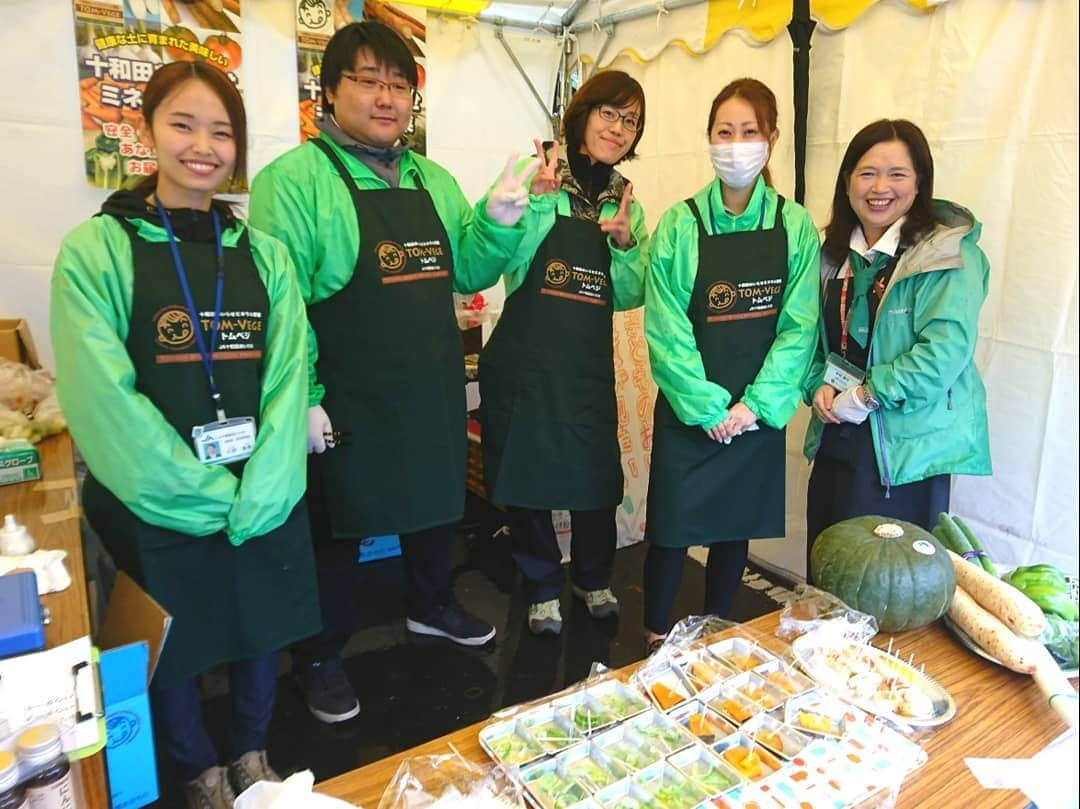 服部未佳さんのインスタグラム写真 - (服部未佳Instagram)「JA収穫祭🥔昨日のハッピィ生中継でご紹介しました！あどばるーんのお二人と一緒に…楽しかったです🎶  新米や野菜はもちろん、屋台グルメがどれも本当においしいのです😋バラ焼きは今年初出店だそうですよ♪畑中舌校長、昨日も絶好調でした😆ラビアンローズ🌹  今日も、JA十和田おいらせ本店で開催されています🥕青空の下、ぜひお楽しみください♪  #JA収穫祭 #JA十和田おいらせ #十和田市 #十和田バラ焼きゼミナール #トムベジ #ながいもドーナツ #もちもち #あどばるーん #ハッピィ」10月20日 9時12分 - mikahattori_aba