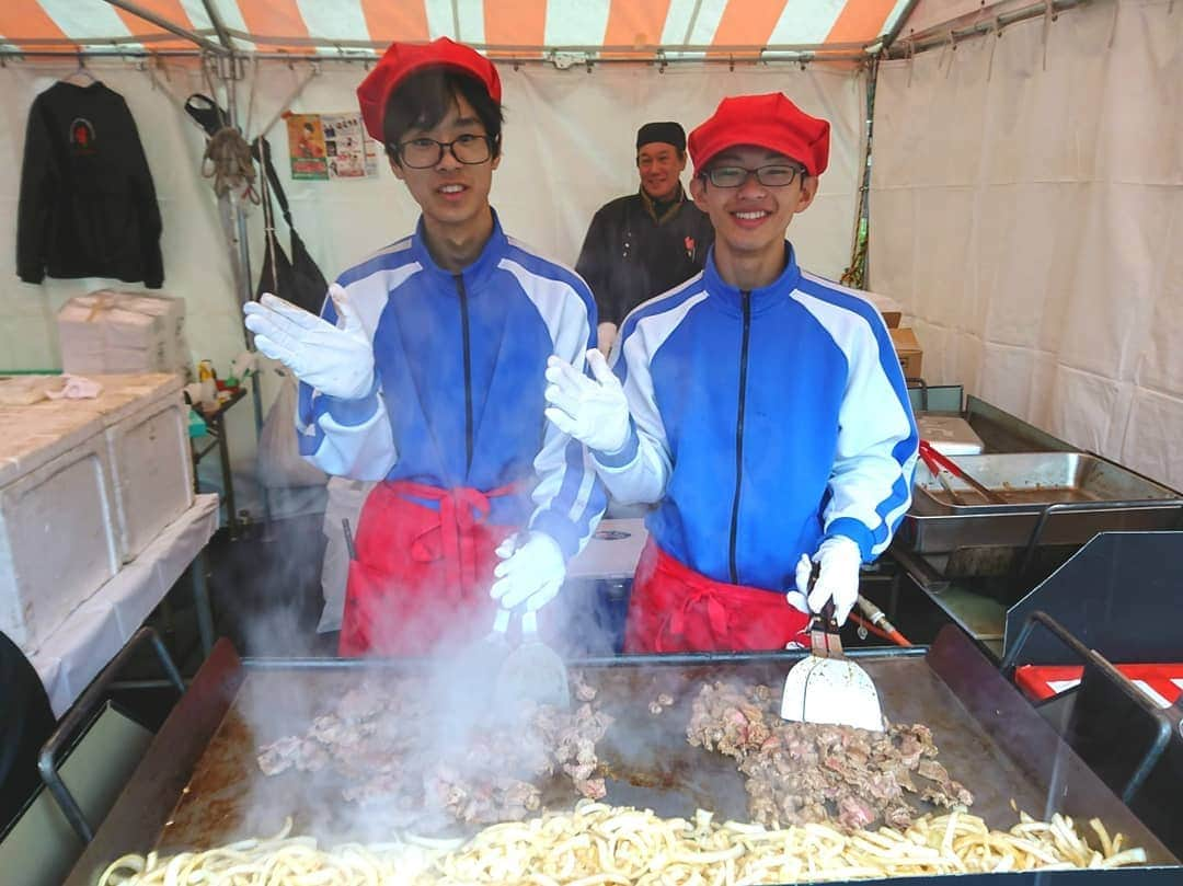 服部未佳さんのインスタグラム写真 - (服部未佳Instagram)「JA収穫祭🥔昨日のハッピィ生中継でご紹介しました！あどばるーんのお二人と一緒に…楽しかったです🎶  新米や野菜はもちろん、屋台グルメがどれも本当においしいのです😋バラ焼きは今年初出店だそうですよ♪畑中舌校長、昨日も絶好調でした😆ラビアンローズ🌹  今日も、JA十和田おいらせ本店で開催されています🥕青空の下、ぜひお楽しみください♪  #JA収穫祭 #JA十和田おいらせ #十和田市 #十和田バラ焼きゼミナール #トムベジ #ながいもドーナツ #もちもち #あどばるーん #ハッピィ」10月20日 9時12分 - mikahattori_aba