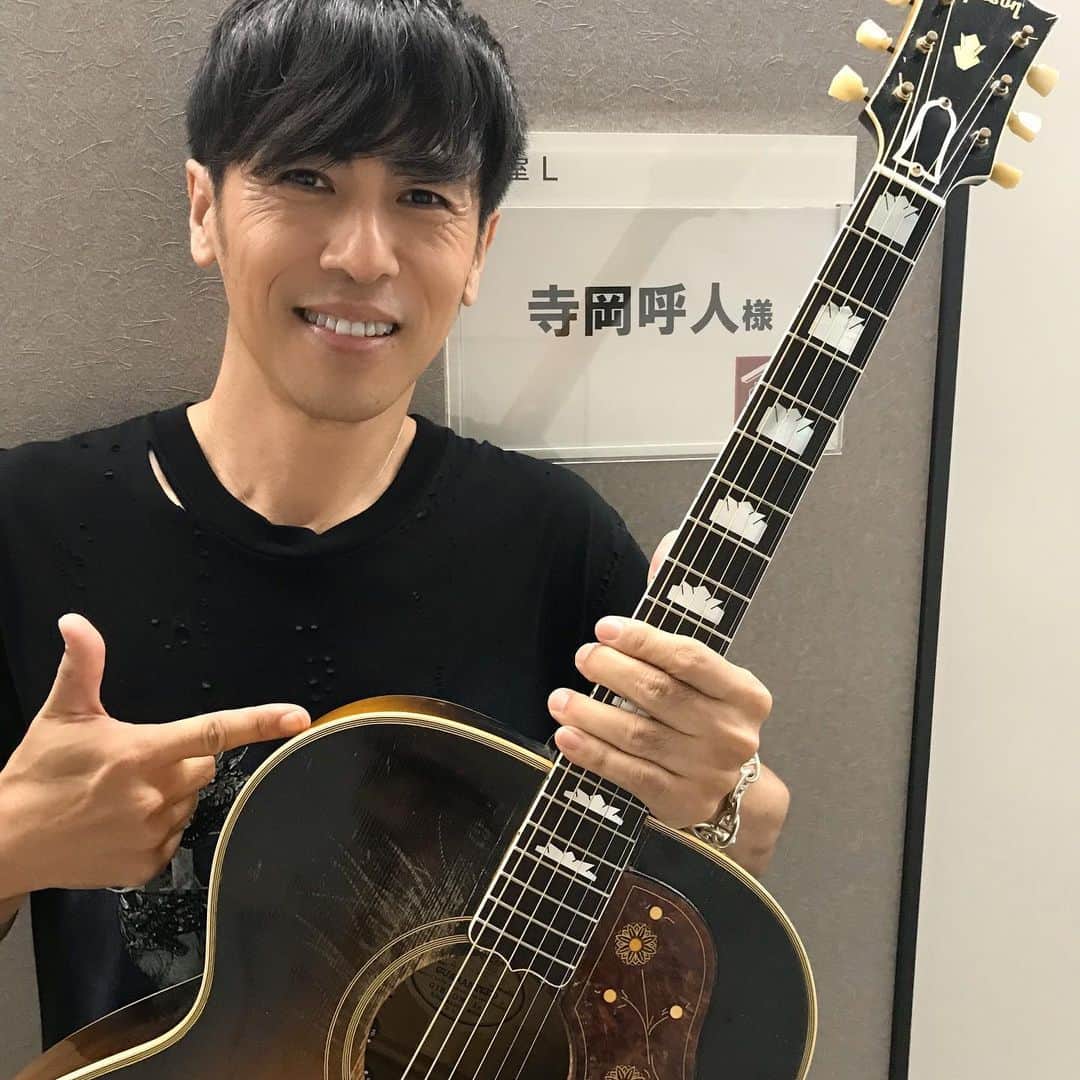 寺岡呼人のインスタグラム：「いよいよ今夜関ジャム放送です。﻿ ﻿ 2019年10月20日（日）よる11:10～﻿ ﻿ 「音楽史を変えたデビュー曲」特集！﻿ ﻿ ﻿ ジャムセッションでは… 宇多田ヒカルのデビュー曲「Automatic」を、ベース寺岡、キーボードKan Sano、ボーカル丸山、ドラム大倉でジャムセッション！﻿ 超名曲の、難易度の高いボーカルを丸山はどう歌い上げるのか？寺岡、Kan Sano、大倉が織りなすグルーヴ感にも注目！ ﻿ ﻿ ﻿ #関ジャム﻿ #寺岡呼人」