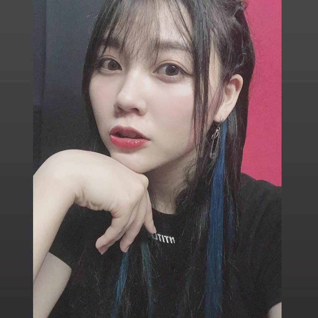 のインスタグラム：「たまには自撮り載せようかね。。（笑） . . 昨日はLANAちん主催ライブありがとうございました😊 . 今日はリリースイベントです(•ө•)♡ 立川立飛で13:00〜と15:30〜お待ちしております😊💜 . .#yuisa #selfie #erg #えるぐ #インナーカラー #グリーンカラー #ブルーカラー #シールエクステ #헤어 #머리스타일 #얼짱 #메이크업 #좋아요반사 #샐카」