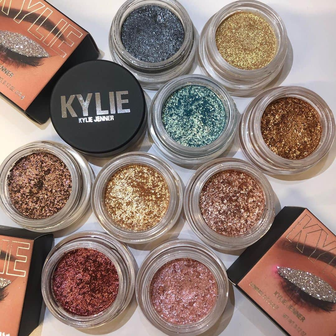 Kylie Cosmeticsさんのインスタグラム写真 - (Kylie CosmeticsInstagram)「shimmer eye glaze collection 💗✨ shop any eye products and get an eyeliner for $5! ends tonight 💕 KylieCosmetics.com」10月20日 9時23分 - kyliecosmetics