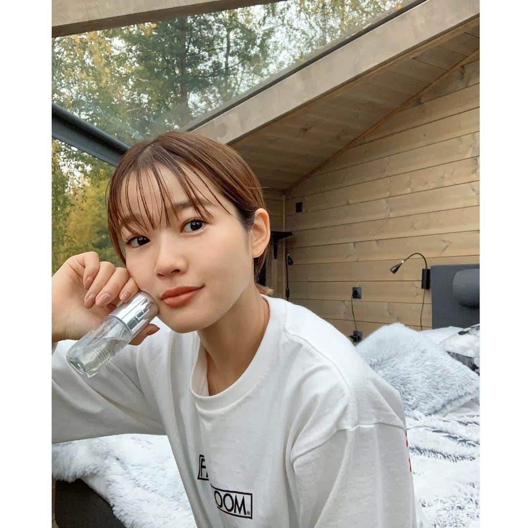 猪鼻ちひろのインスタグラム：「😪☃️🔥🌴🌼 Good morning! おはようございます！ 南国にいる今も、極寒だったフィンランドにも持っていったｄプログラム カンダンバリア エッセンス。  ちょうどピッタリな時期に頂いたので 一足お先に朝晩ずっと使っていました！  dプロは昔から安心感のあるブランドなのですが (web cmに出られたときの喜びといったら😭❣️) これは寒暖差に着目した新発想の美容液。 寒暖差による乾燥・肌あれから肌を守ってくれる 新発想の敏感肌用保湿美容液で、 化粧水がより届く肌へ整えてくれるもの。  さらっとしていてどんな時も使いやすいのと、お肌に優しい使い心地なのが嬉しい。 #もう半分使ったぞ#dプログラム#カンダンバリア#寒暖差の季節にカンダンバリア#dprogram_PR #保湿美容液#寒暖差 #季節の変わり目#敏感肌#スキンケア @dprogram_ofc」