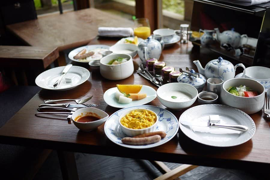 Risako Yamamotoさんのインスタグラム写真 - (Risako YamamotoInstagram)「お部屋での朝食🍴🍳🥐 ママのリクエストで洋食に♡ ・ とっても美味しかった〜😋♥️ 朝食食べながら、帰りにひつじのドーナツか、ナカムラジェネラルストアのスコーンを買いに行くかの食いしん坊バトル⚡️😆🔥 ・ ・ #星のや京都 #星のや #京都　#kyoto #kyototrip #morning #weekend」10月20日 9時41分 - risako_yamamoto