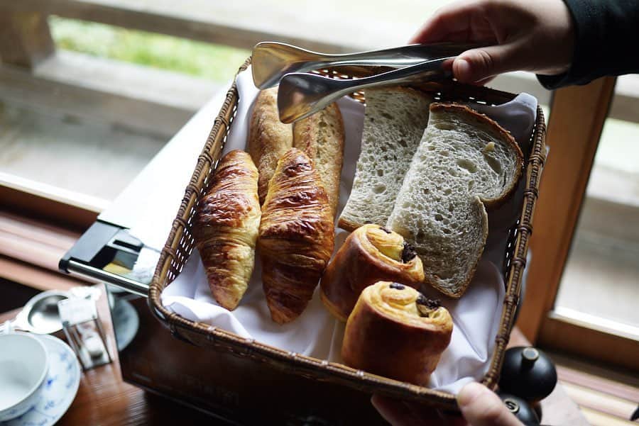 Risako Yamamotoさんのインスタグラム写真 - (Risako YamamotoInstagram)「お部屋での朝食🍴🍳🥐 ママのリクエストで洋食に♡ ・ とっても美味しかった〜😋♥️ 朝食食べながら、帰りにひつじのドーナツか、ナカムラジェネラルストアのスコーンを買いに行くかの食いしん坊バトル⚡️😆🔥 ・ ・ #星のや京都 #星のや #京都　#kyoto #kyototrip #morning #weekend」10月20日 9時41分 - risako_yamamoto
